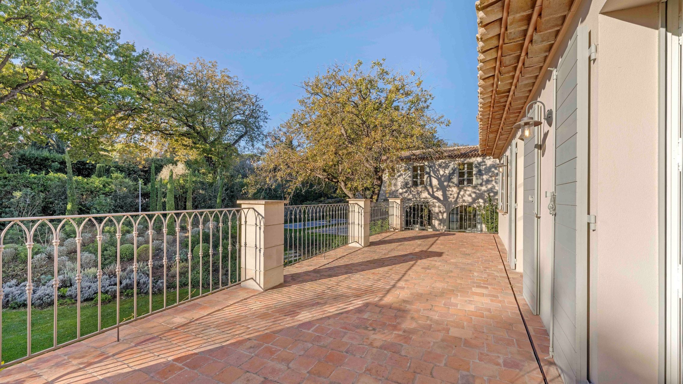 villa 15 Rooms for sale on ST TROPEZ (83990)