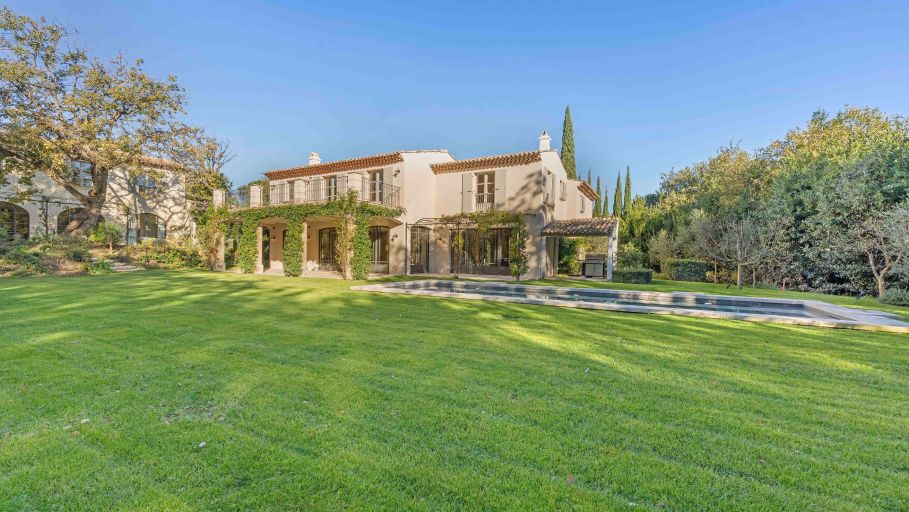 villa 15 Rooms for sale on ST TROPEZ (83990)