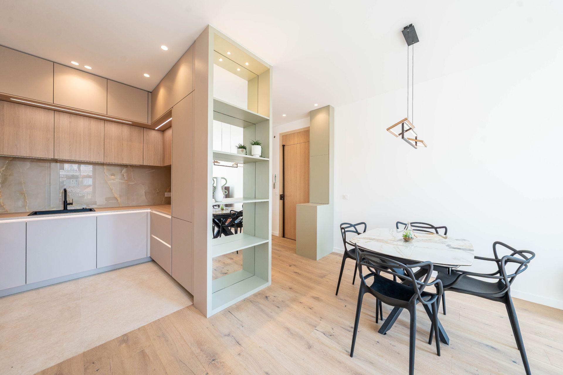 apartment 4 Rooms for sale on CANNES (06400)