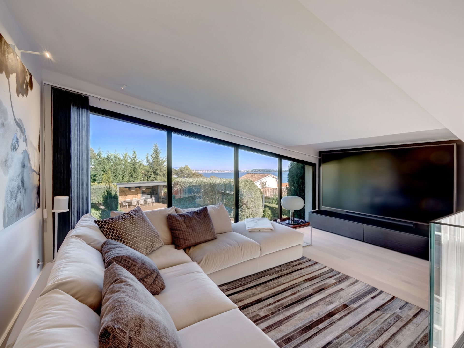 villa 5 Rooms for sale on CANNES (06400)