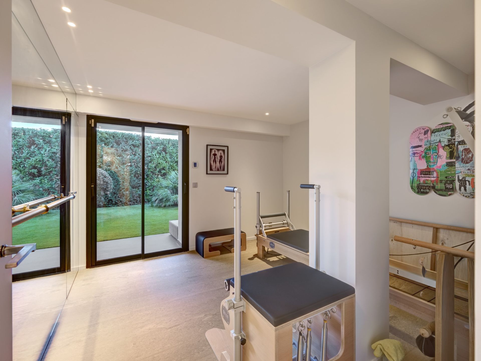 villa 5 Rooms for sale on CANNES (06400)
