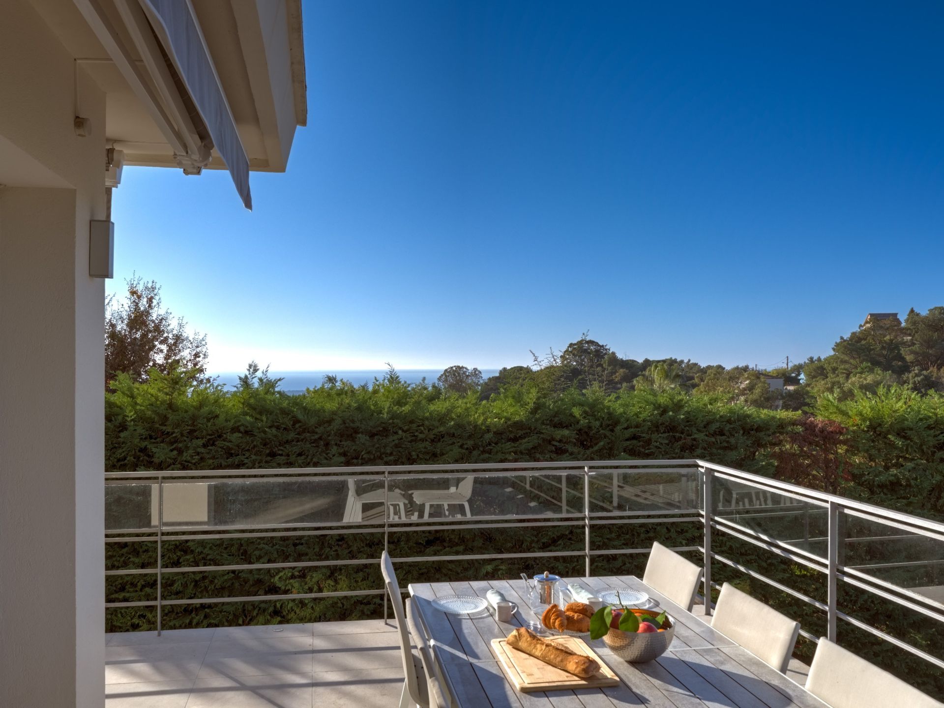 contemporary house 5 Rooms for sale on VALLAURIS (06220)