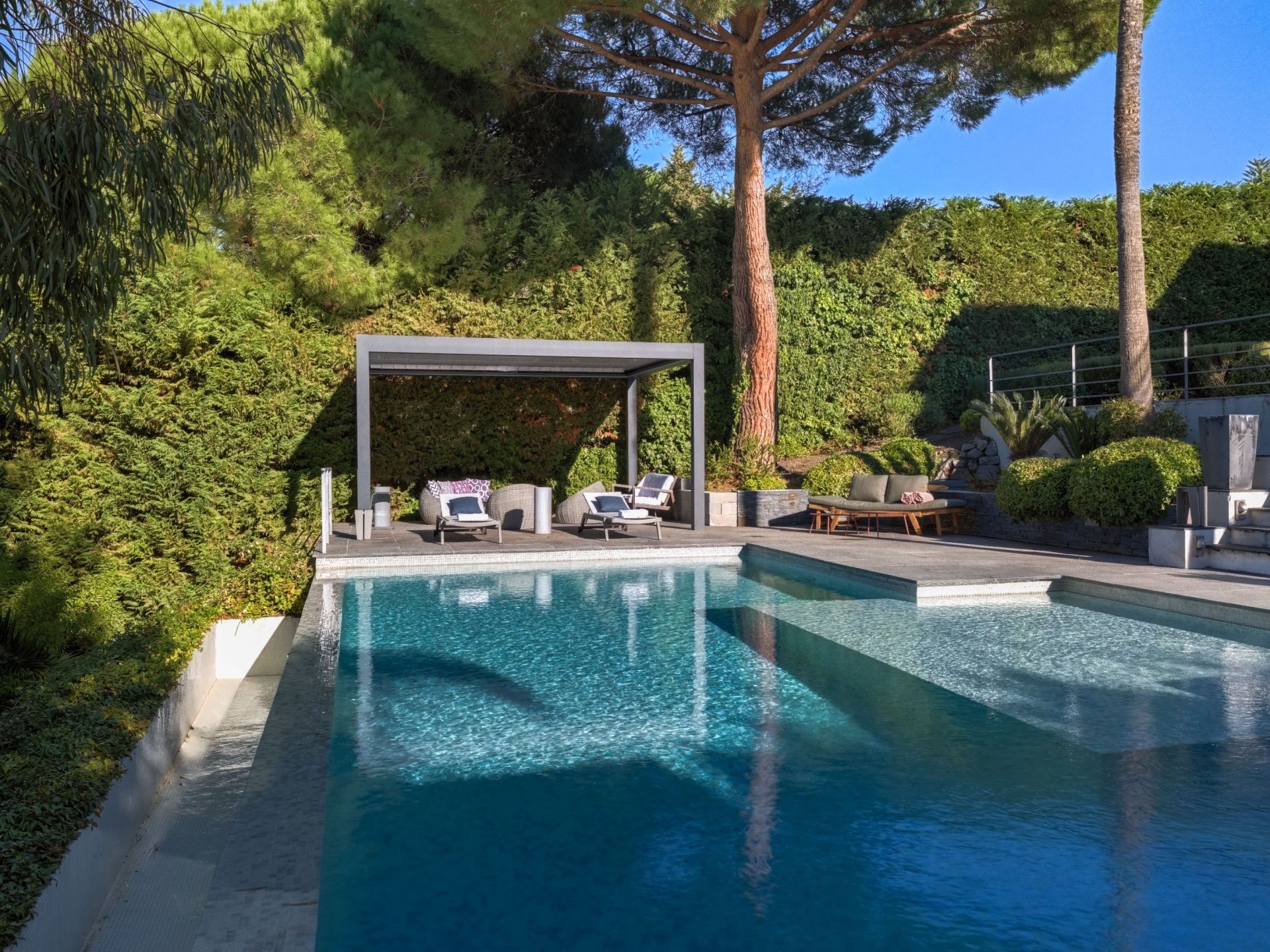 contemporary house 5 Rooms for sale on VALLAURIS (06220)