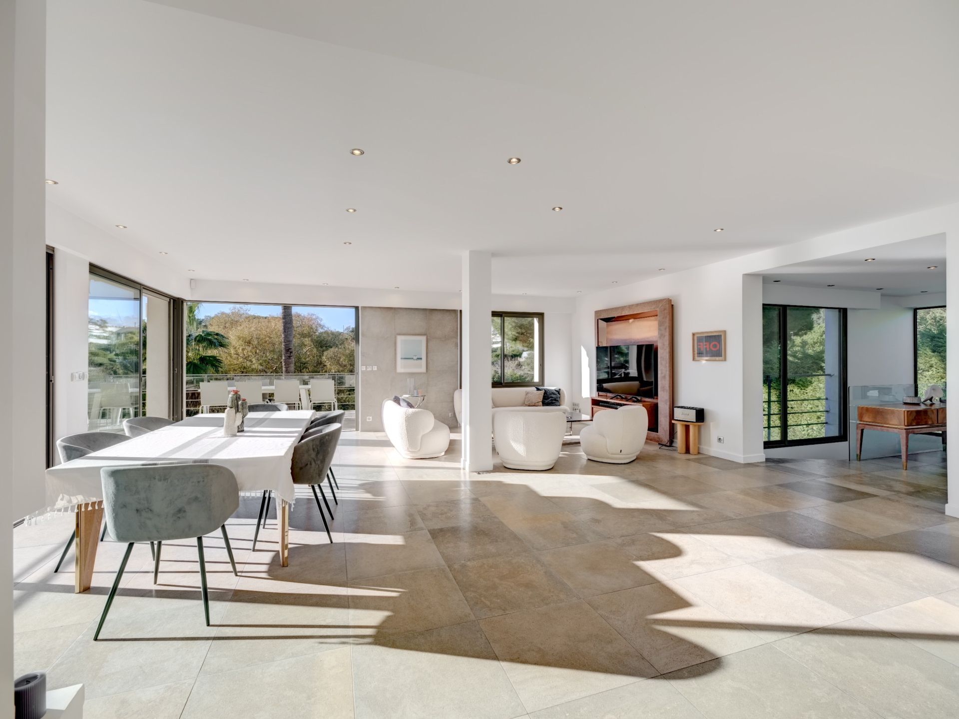 contemporary house 5 Rooms for sale on VALLAURIS (06220)