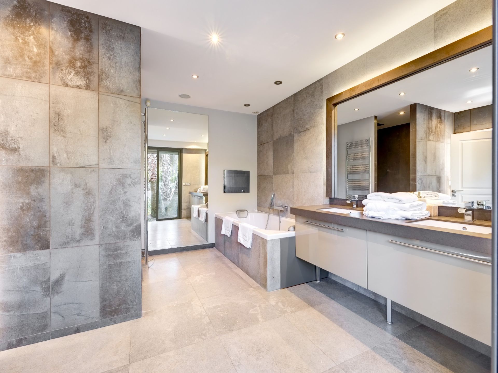 contemporary house 5 Rooms for sale on VALLAURIS (06220)