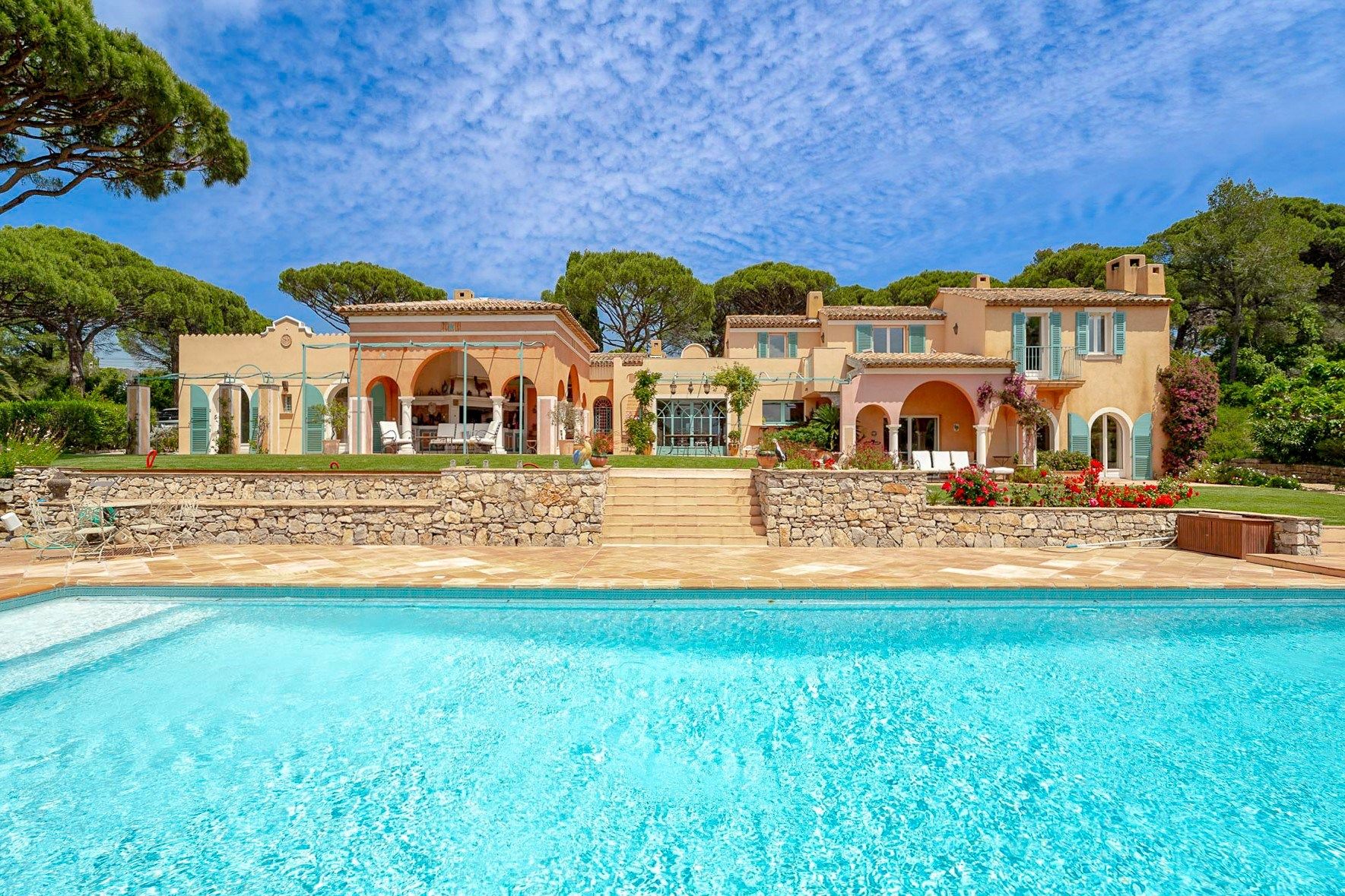 villa 10 Rooms for sale on ST TROPEZ (83990)