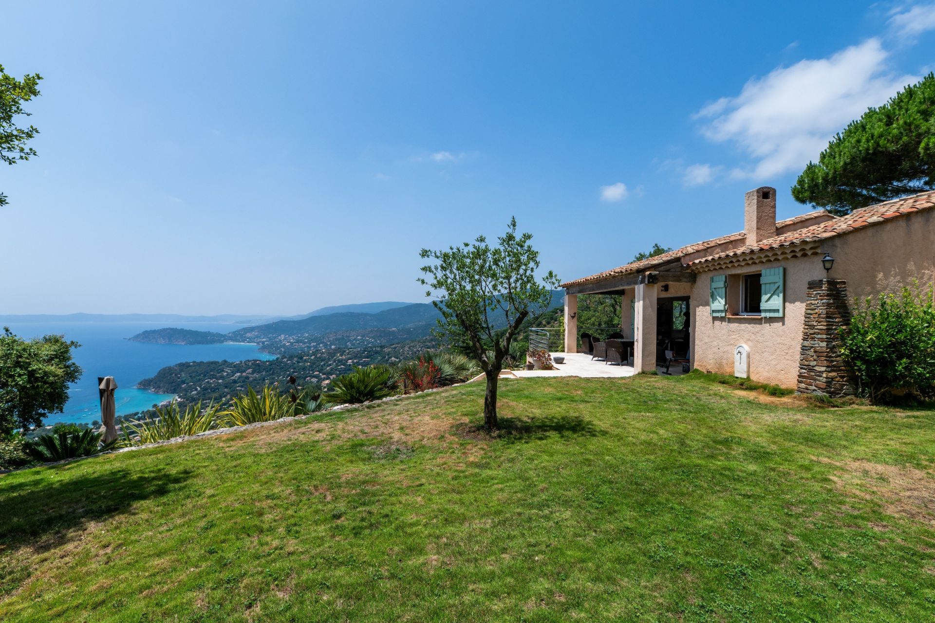 provencal house 8 Rooms for sale on RAYOL CANADEL SUR MER (83820)
