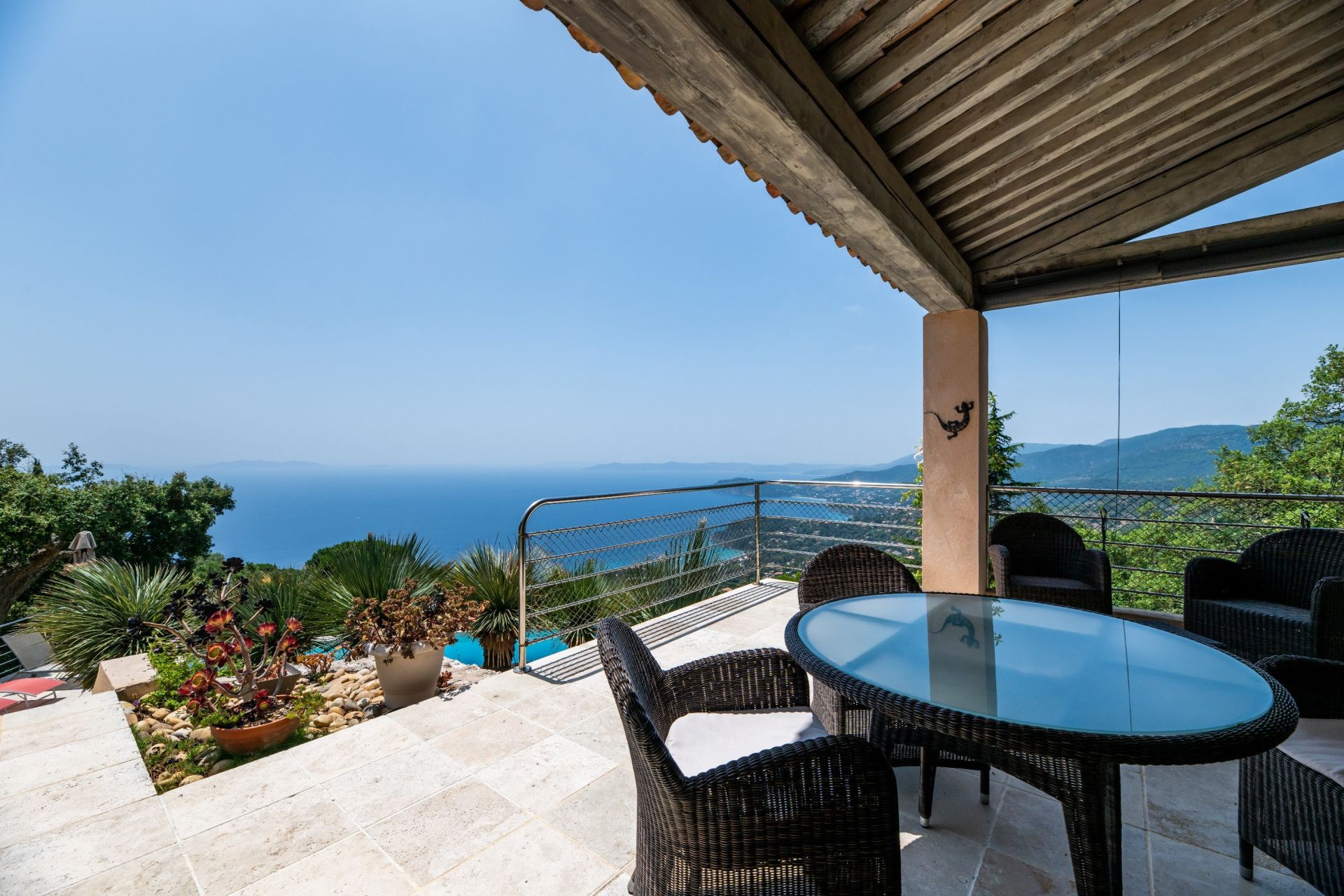 provencal house 8 Rooms for sale on RAYOL CANADEL SUR MER (83820)