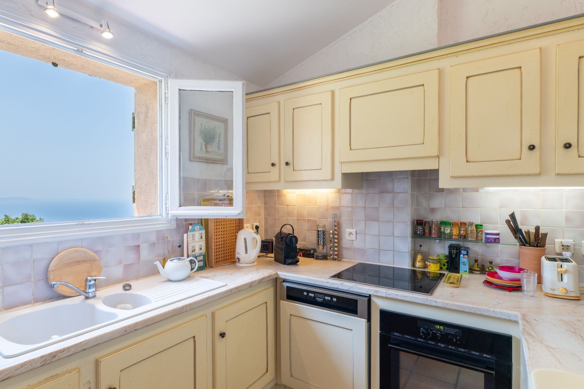 provencal house 8 Rooms for sale on RAYOL CANADEL SUR MER (83820)