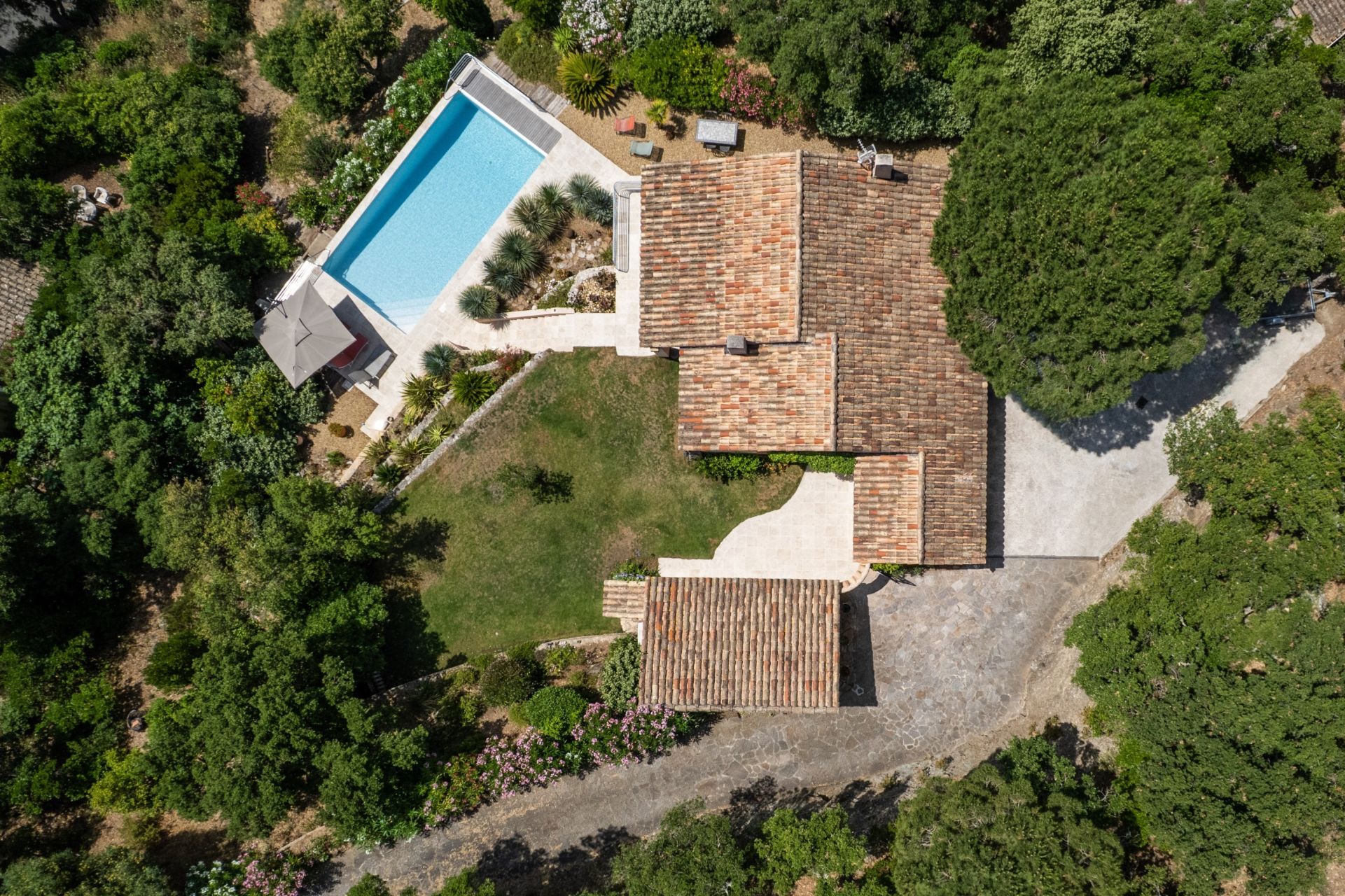 provencal house 8 Rooms for sale on RAYOL CANADEL SUR MER (83820)