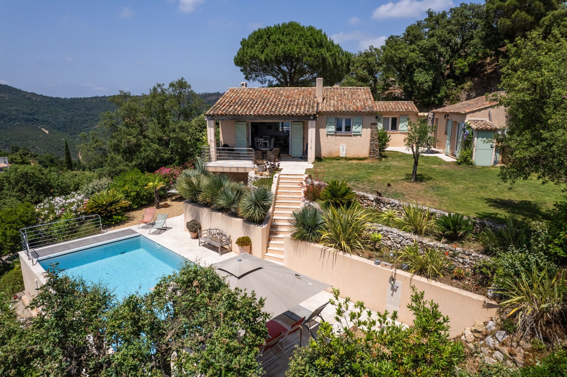 provencal house 8 Rooms for sale on RAYOL CANADEL SUR MER (83820)