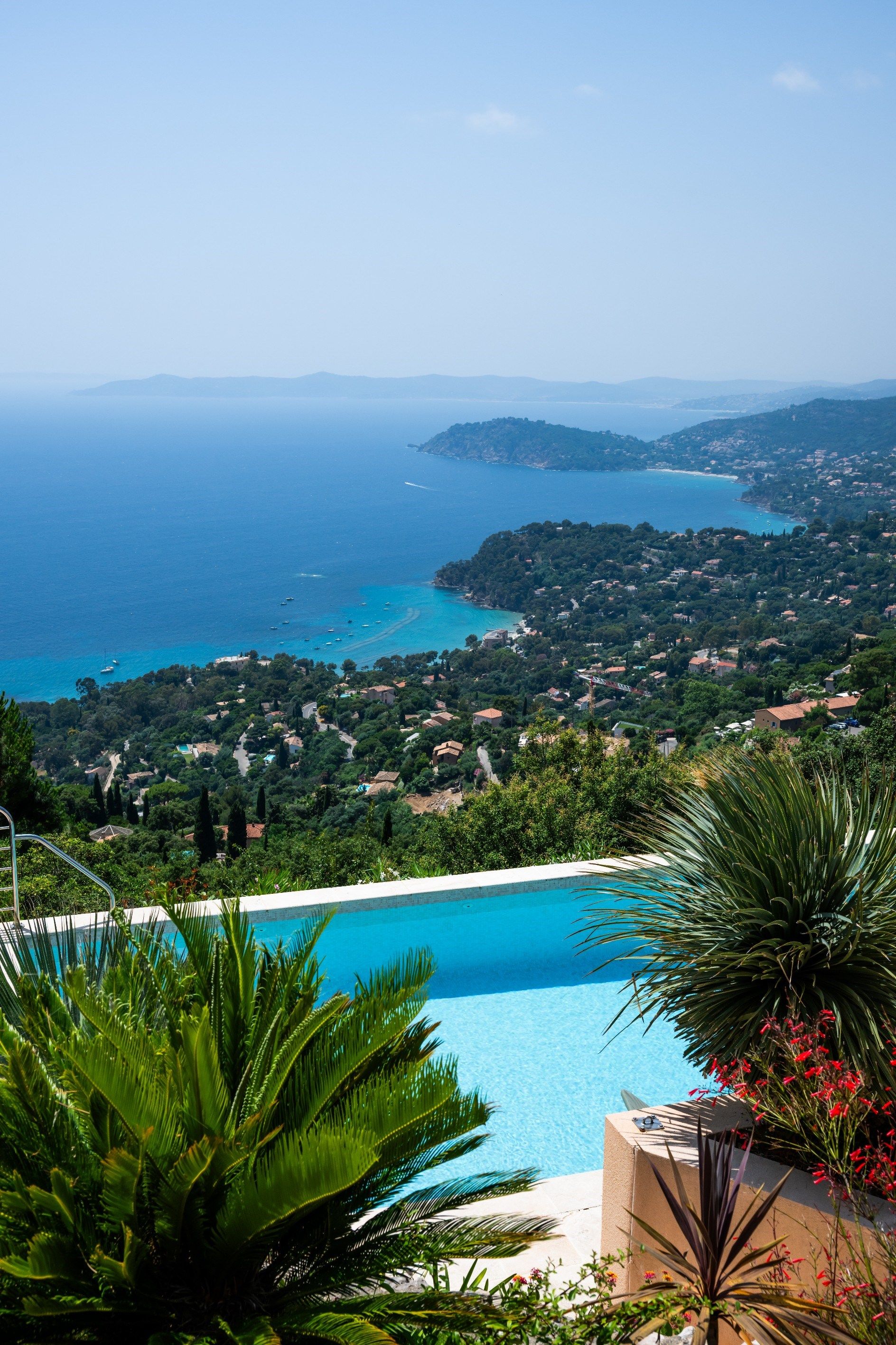 provencal house 8 Rooms for sale on RAYOL CANADEL SUR MER (83820)