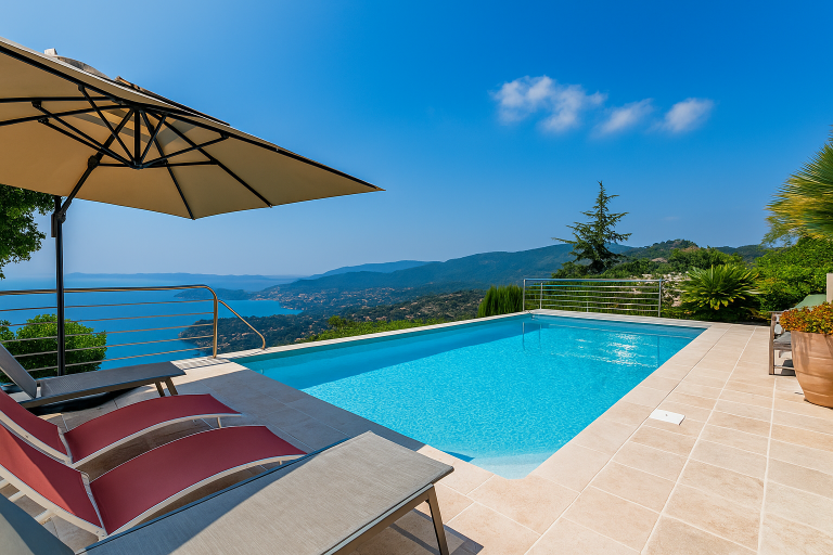 provencal house 8 Rooms for sale on RAYOL CANADEL SUR MER (83820)