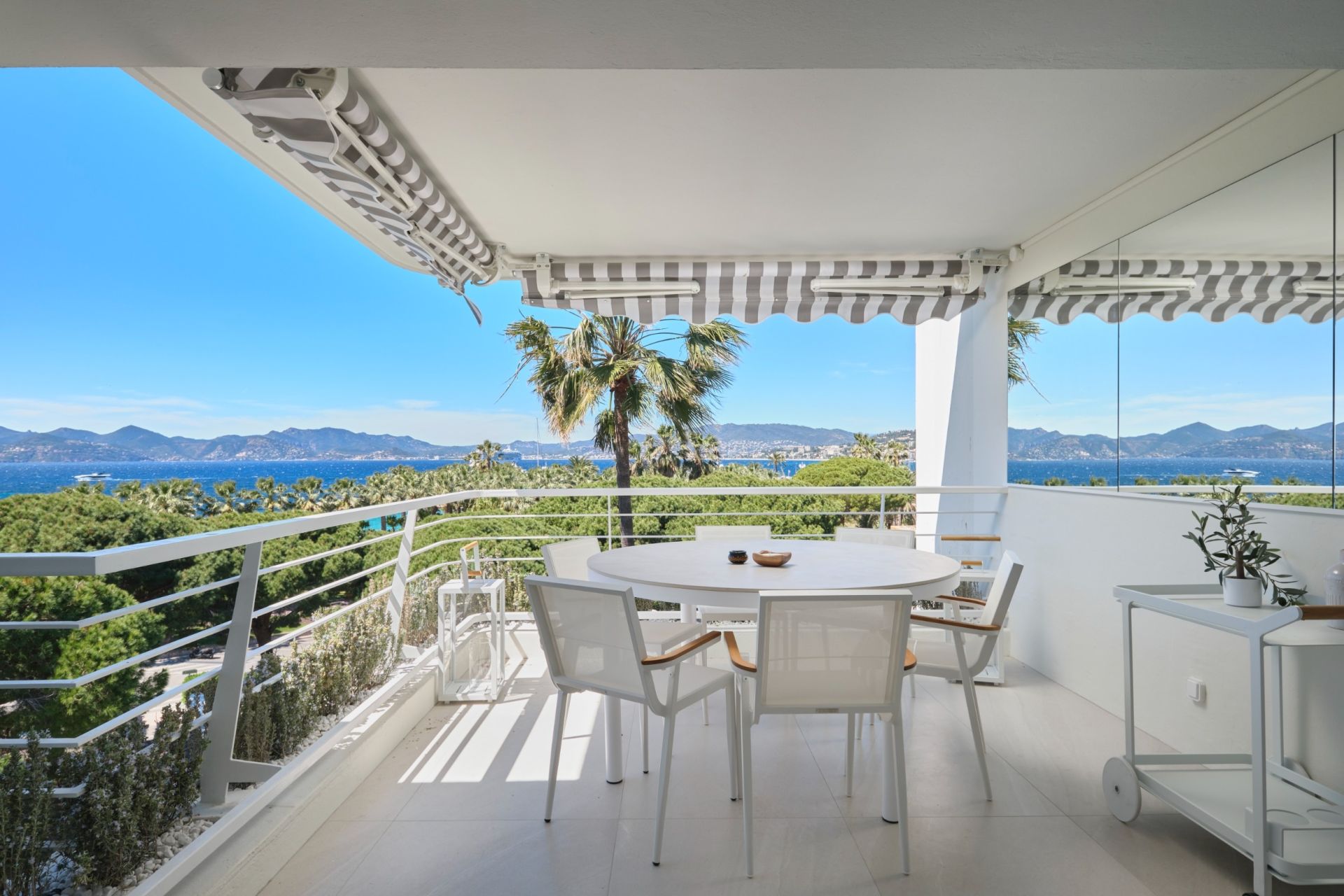 apartment 4 Rooms for sale on CANNES (06400)