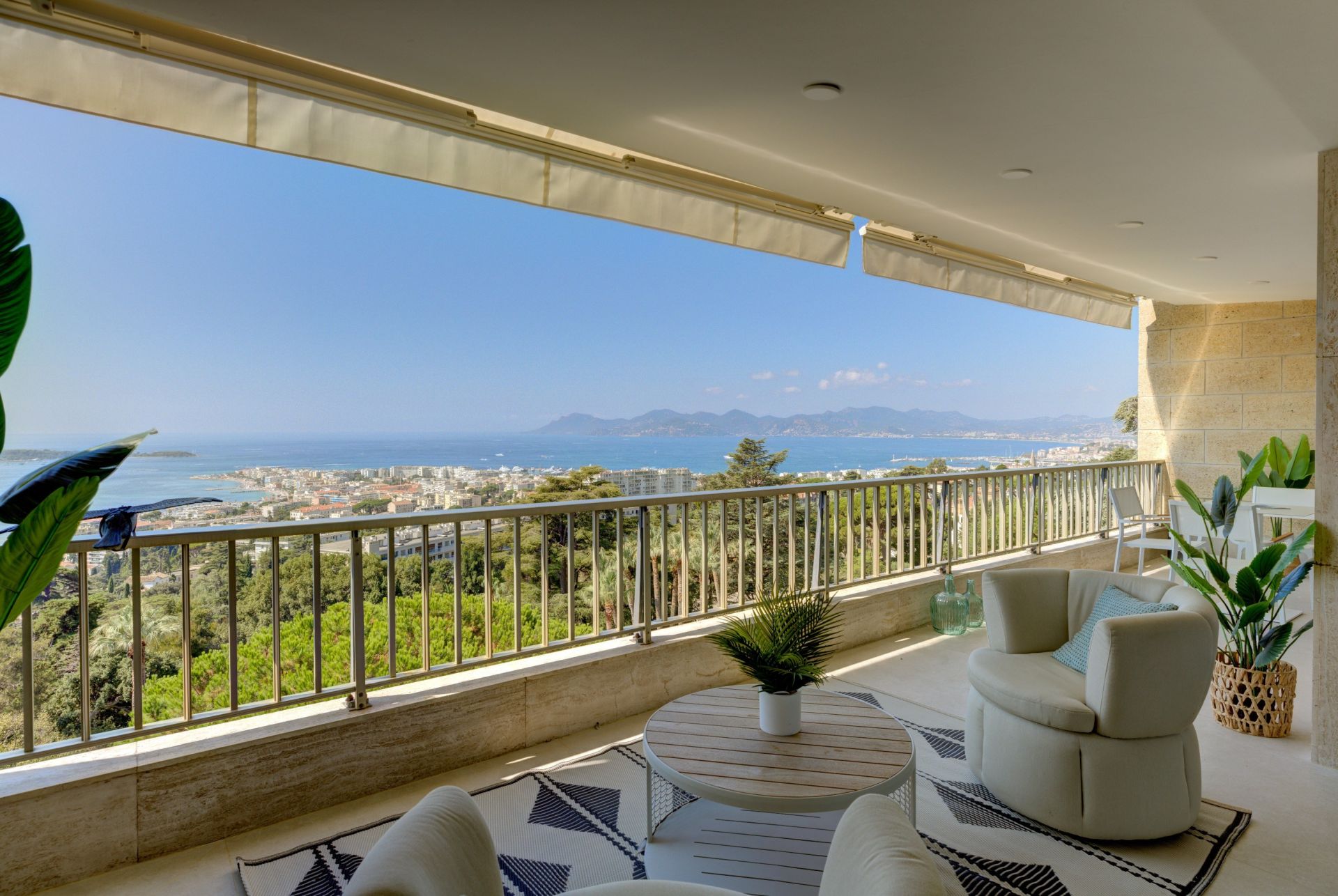 apartment 4 Rooms for sale on CANNES (06400)