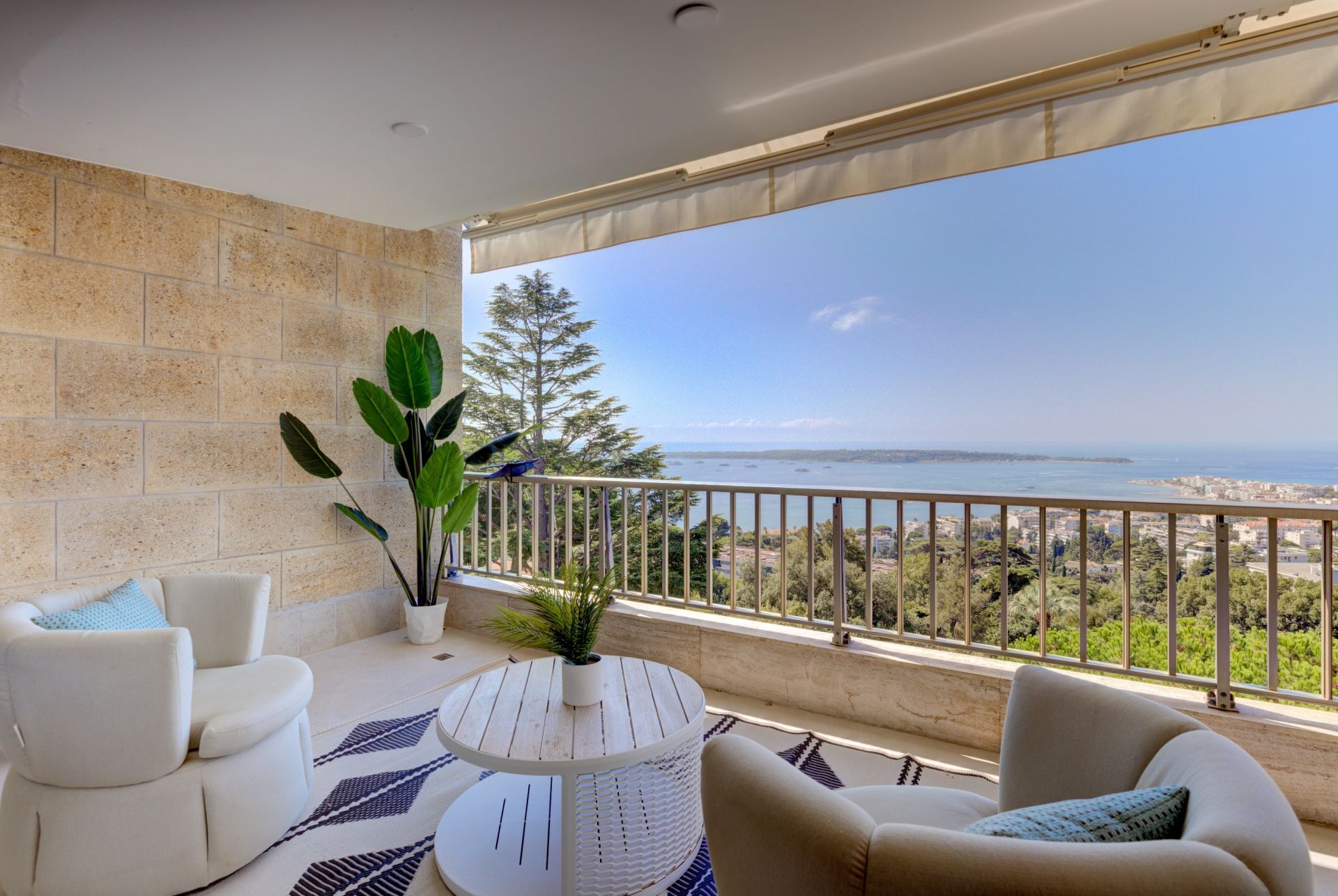 apartment 4 Rooms for sale on CANNES (06400)