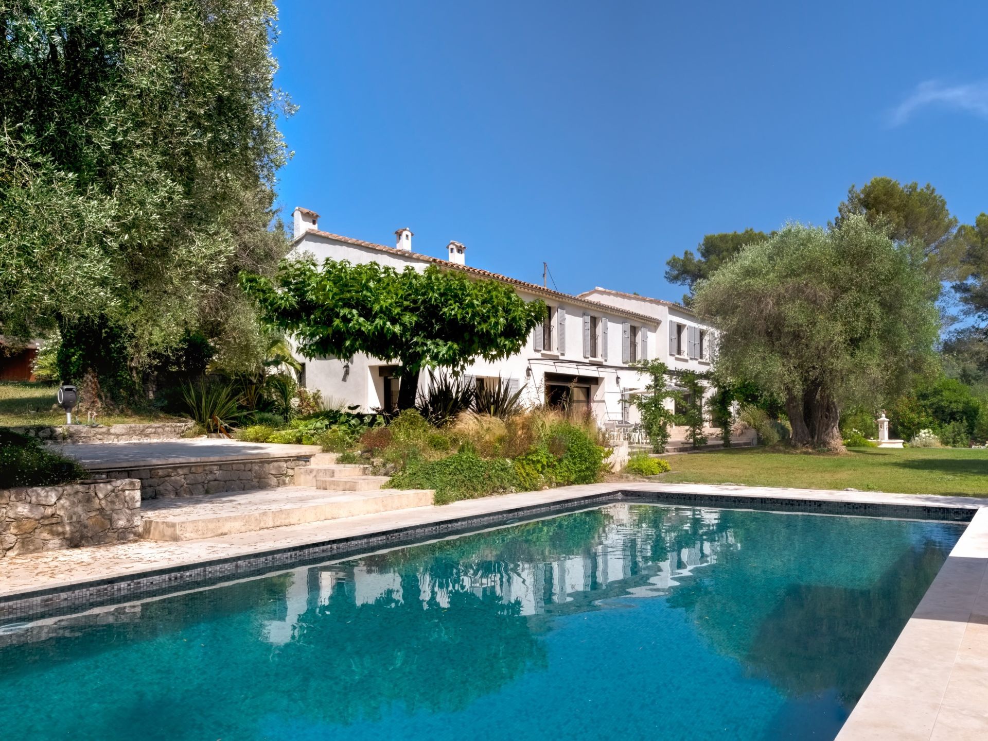 provencal house 8 Rooms for sale on MOUGINS (06250)