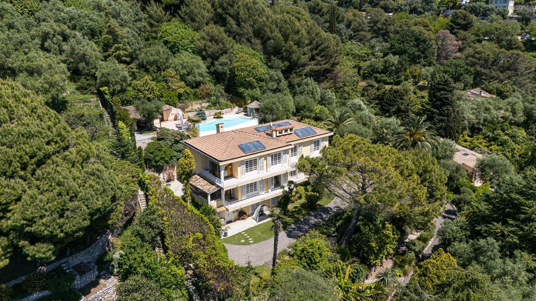 villa 10 Rooms for sale on NICE (06000)