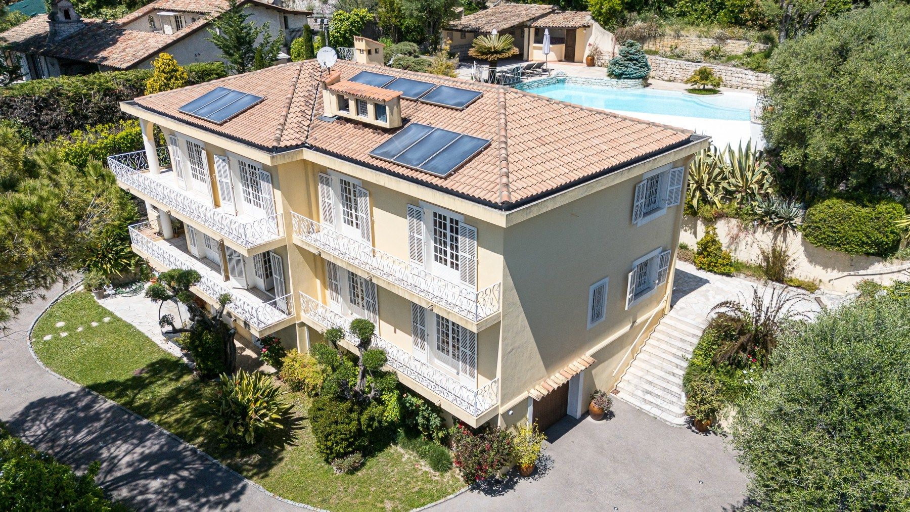 villa 10 Rooms for sale on NICE (06000)