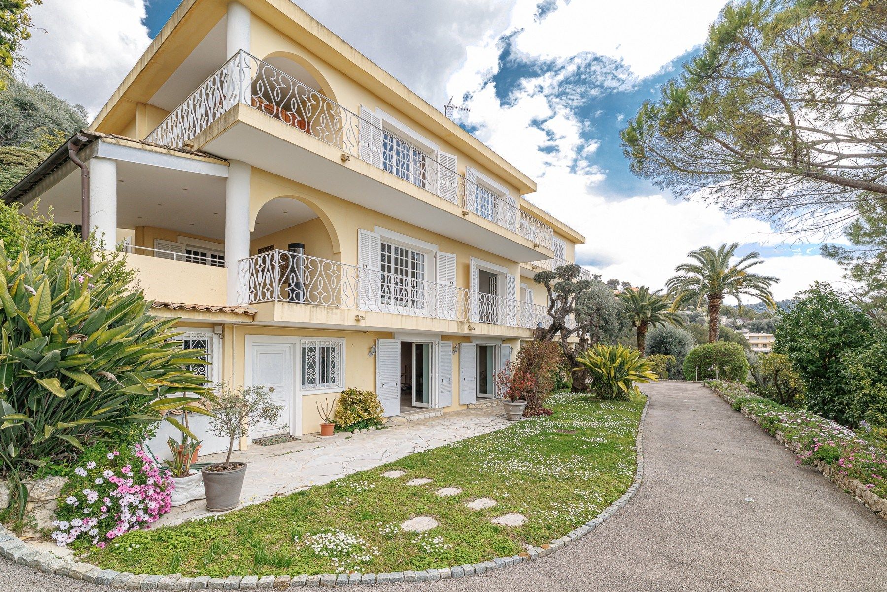 villa 10 Rooms for sale on NICE (06000)