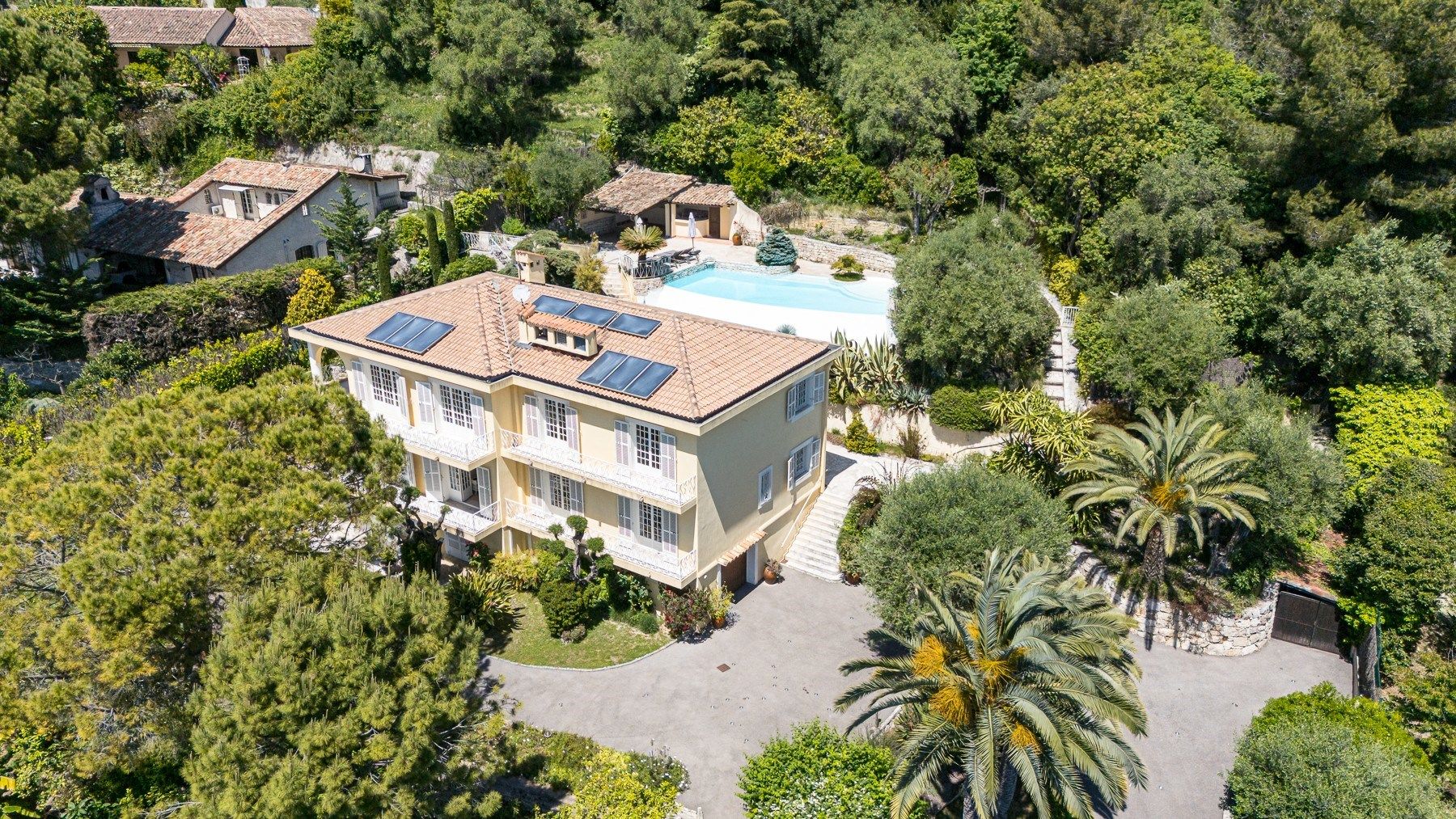 villa 10 Rooms for sale on NICE (06000)