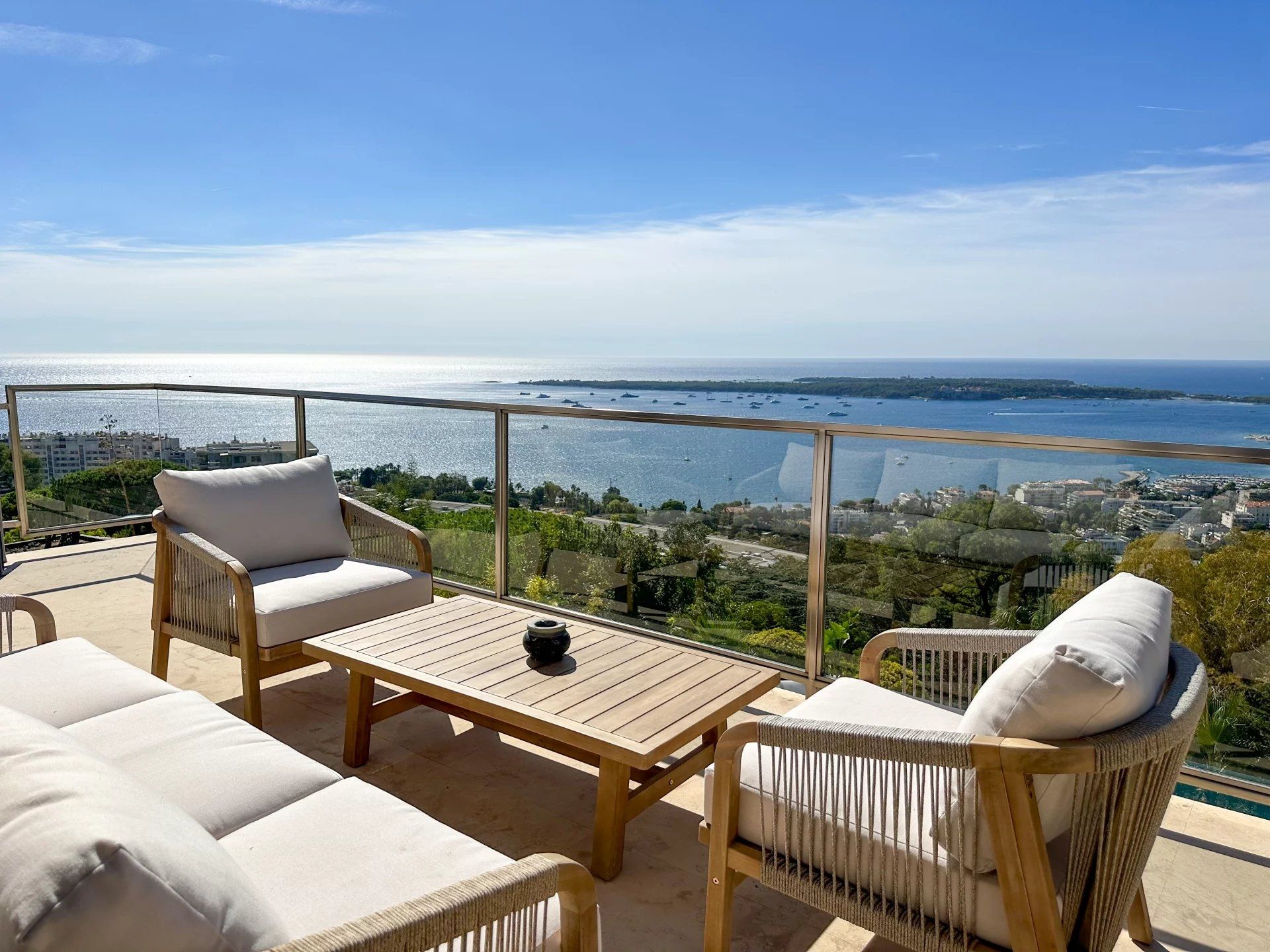 villa 7 Rooms for sale on CANNES (06400)