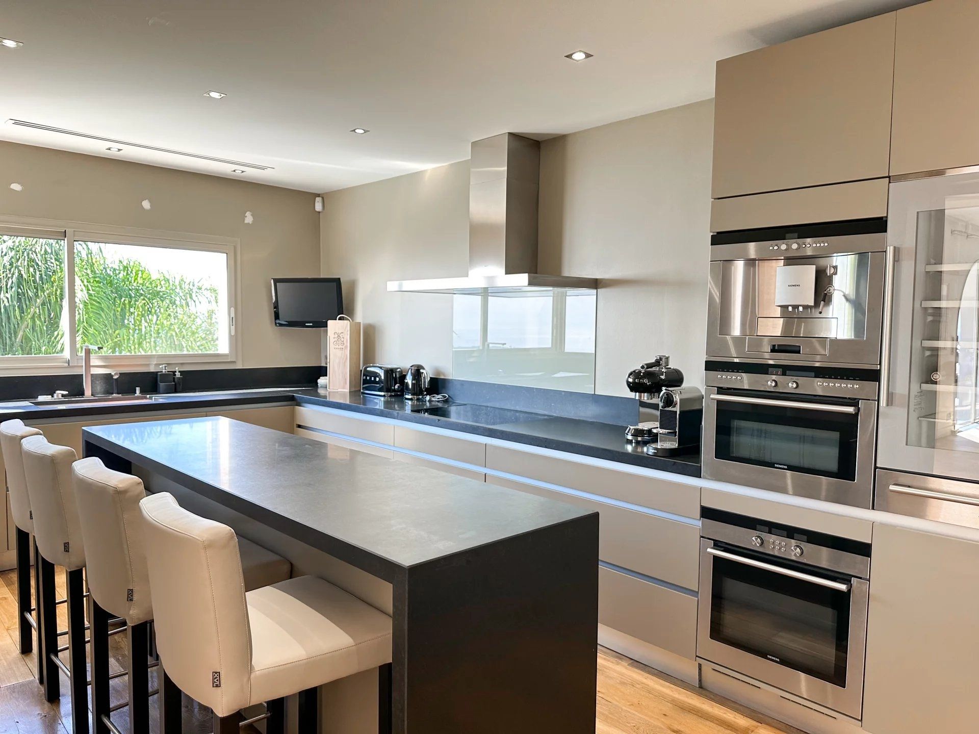 villa 7 Rooms for sale on CANNES (06400)