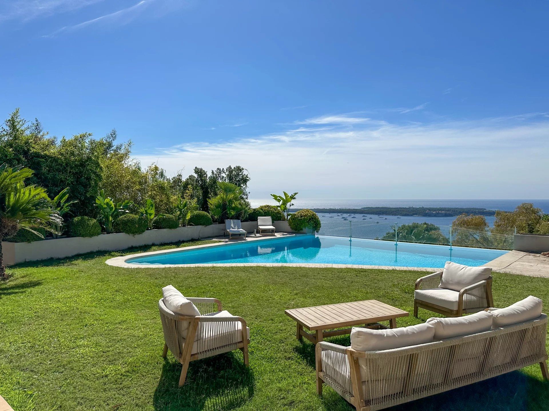 villa 7 Rooms for sale on CANNES (06400)