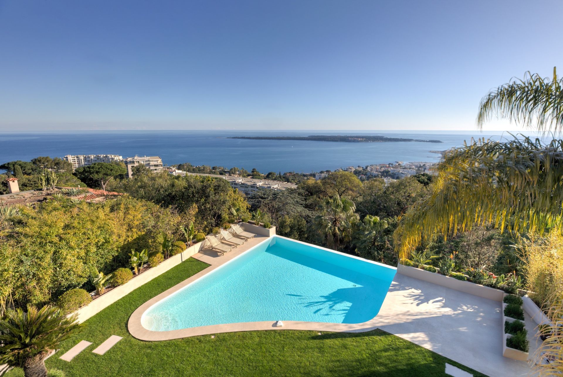 villa 7 Rooms for sale on CANNES (06400)