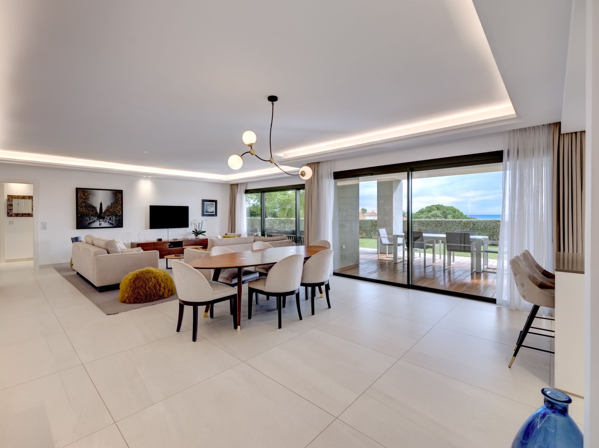 apartment 4 Rooms for sale on VALLAURIS (06220)