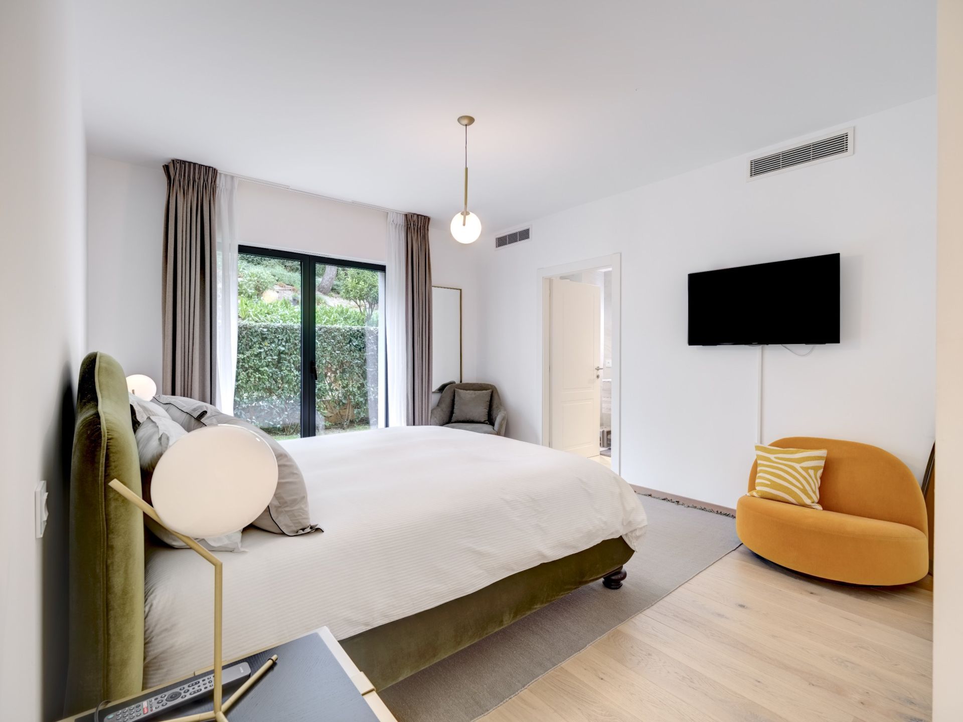 apartment 4 Rooms for sale on VALLAURIS (06220)