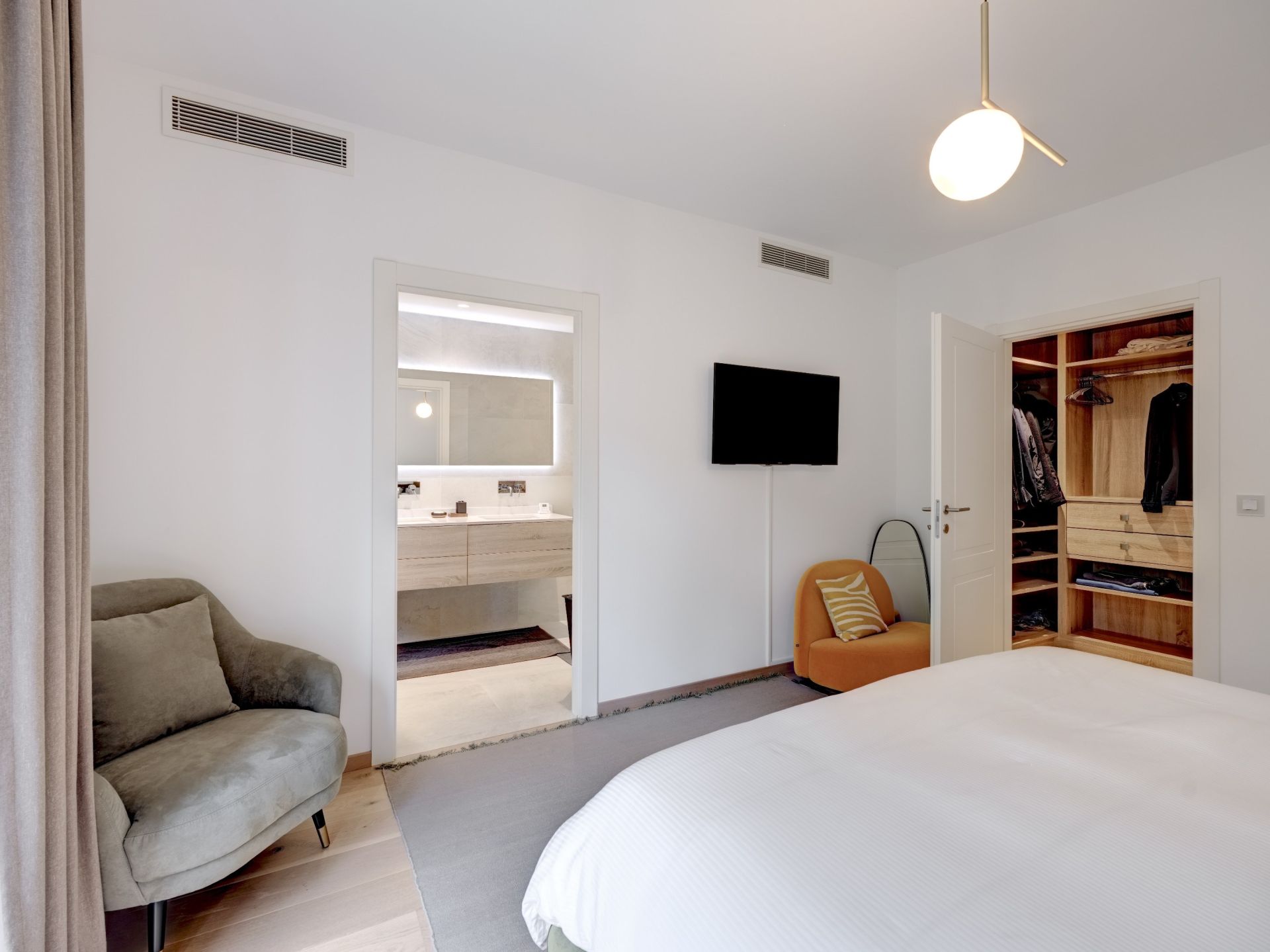 apartment 4 Rooms for sale on VALLAURIS (06220)