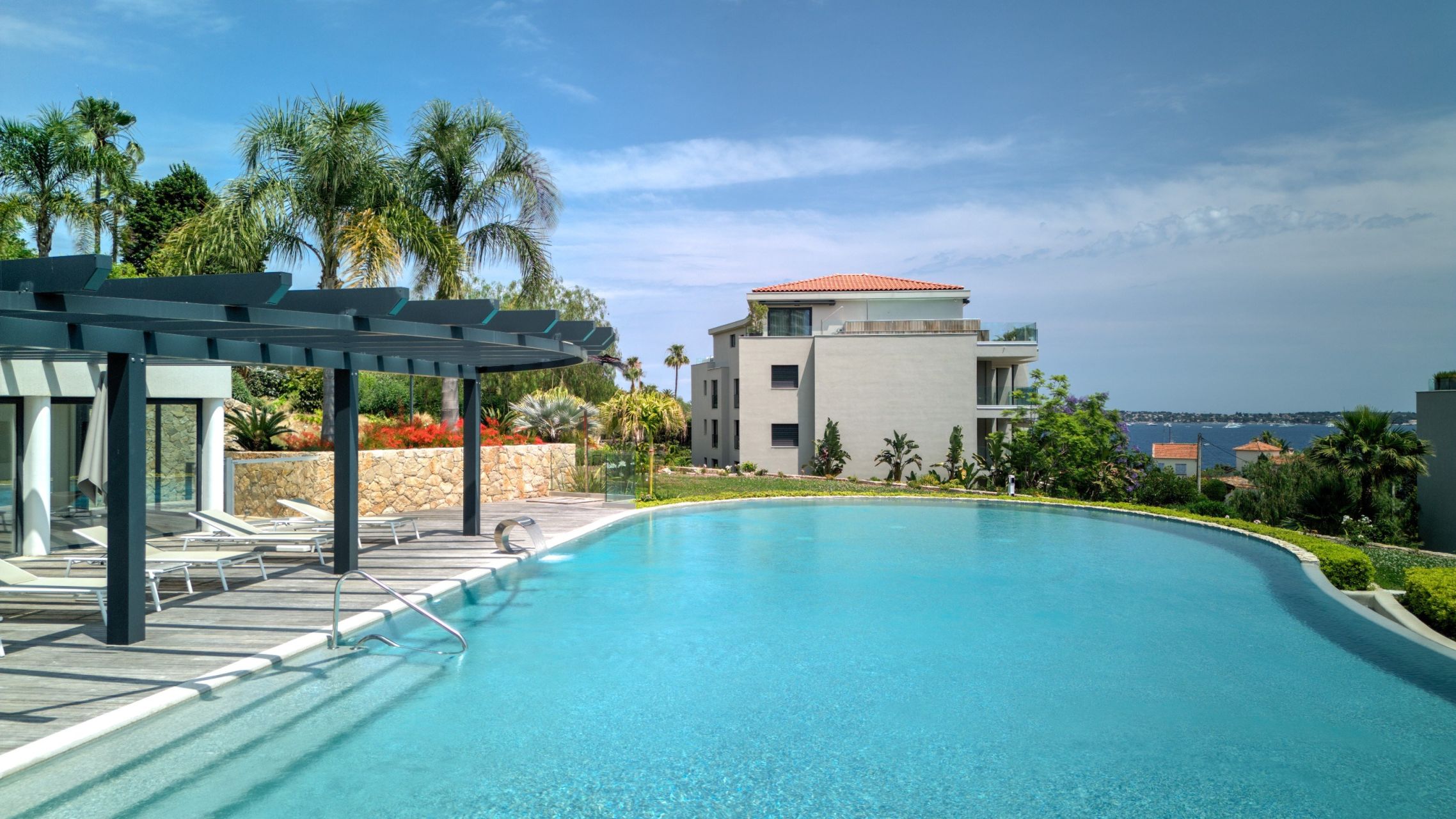 apartment 4 Rooms for sale on VALLAURIS (06220)