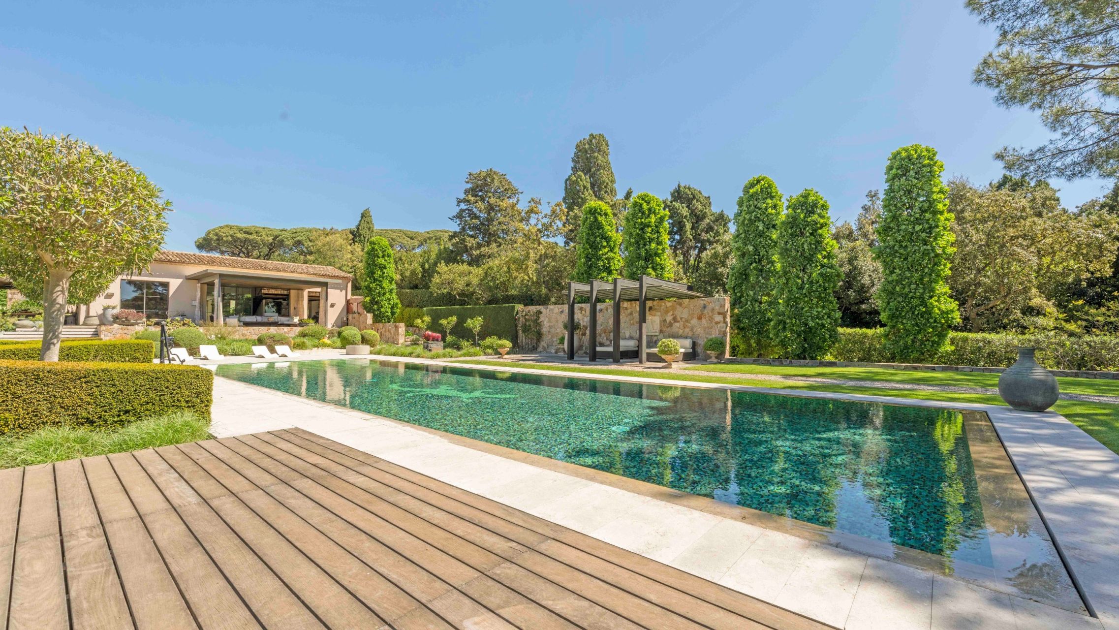 villa 10 Rooms for sale on ST TROPEZ (83990)