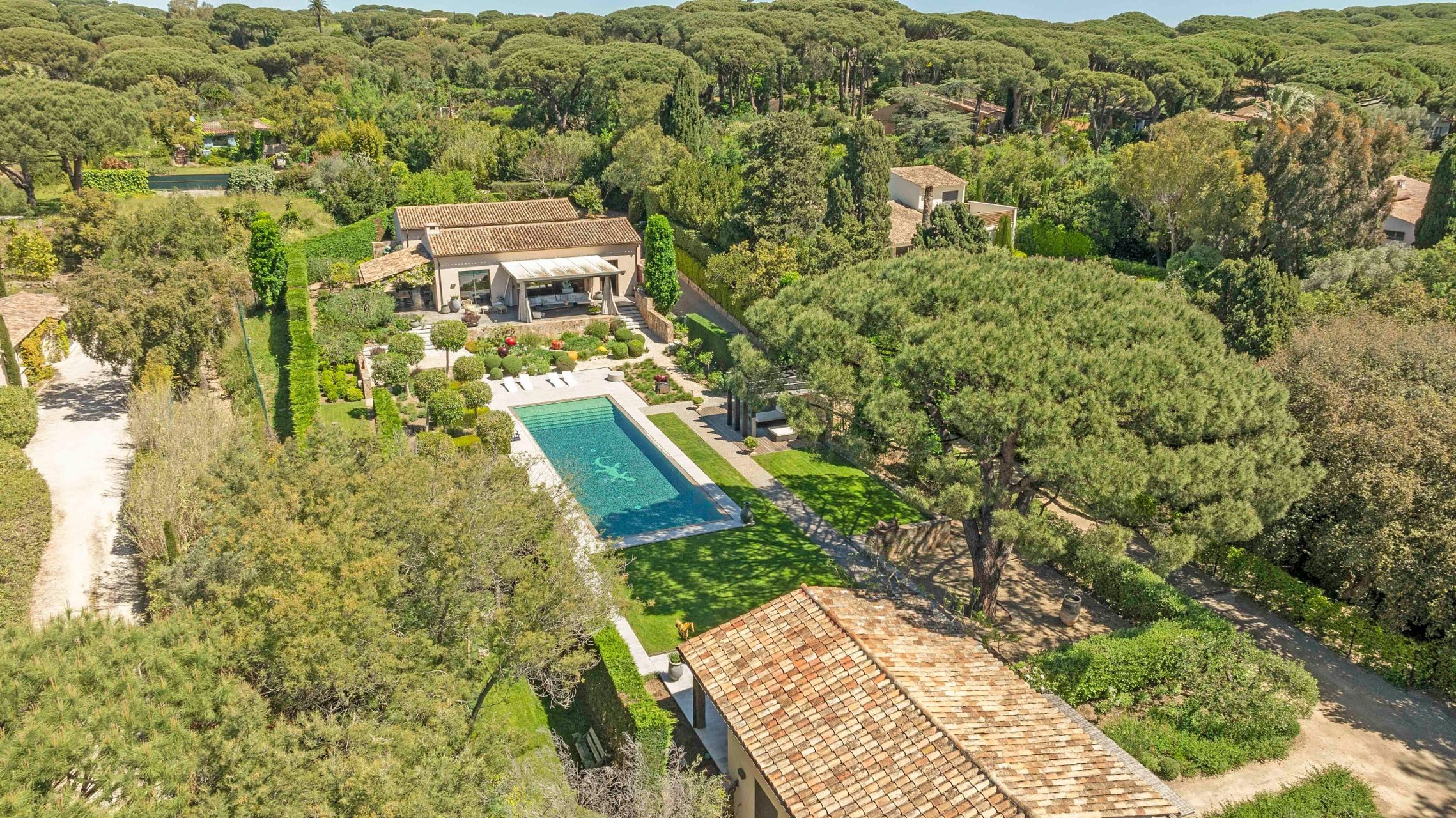 villa 10 Rooms for sale on ST TROPEZ (83990)