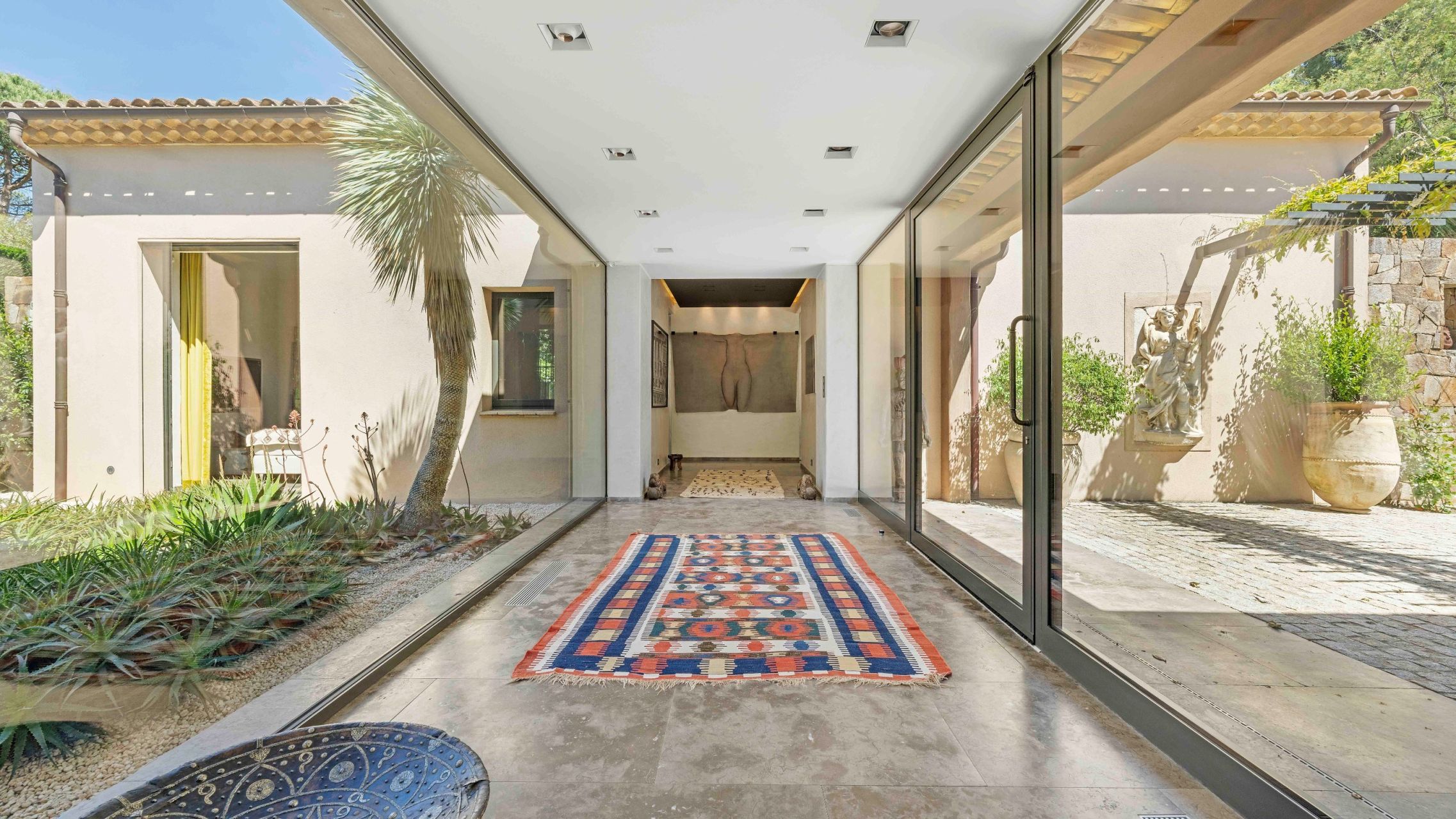 villa 10 Rooms for sale on ST TROPEZ (83990)