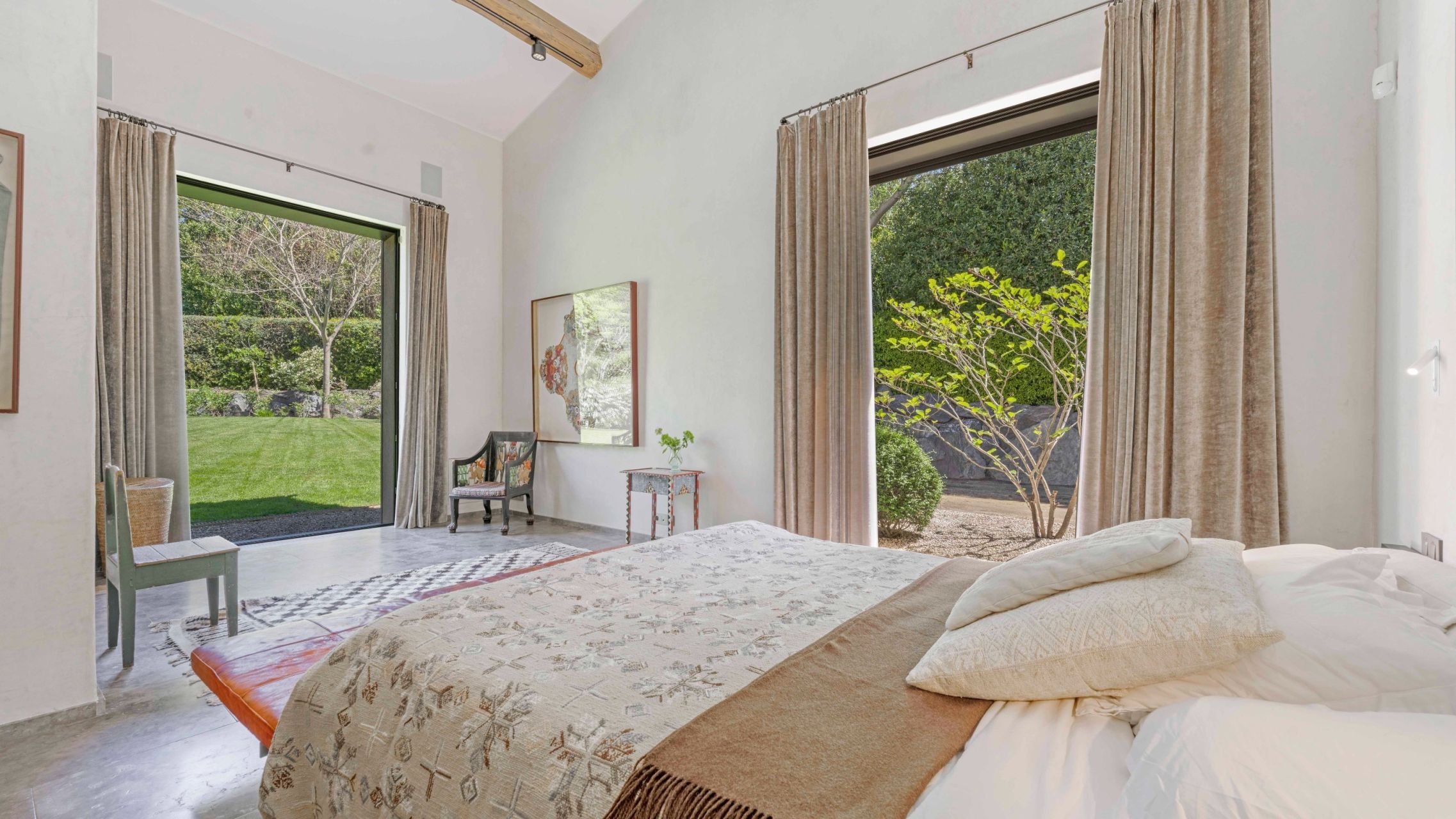 villa 10 Rooms for sale on ST TROPEZ (83990)