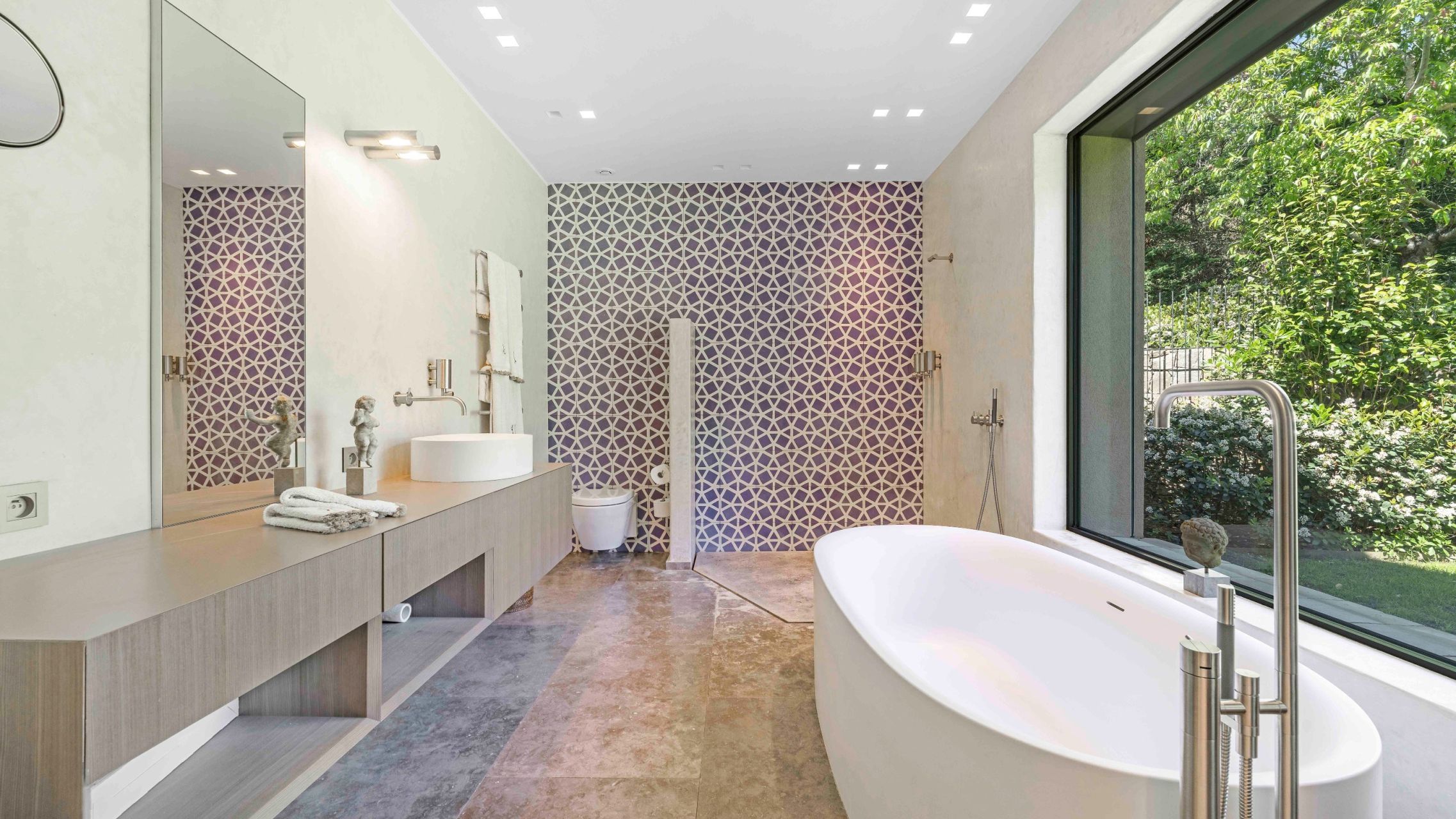 villa 10 Rooms for sale on ST TROPEZ (83990)