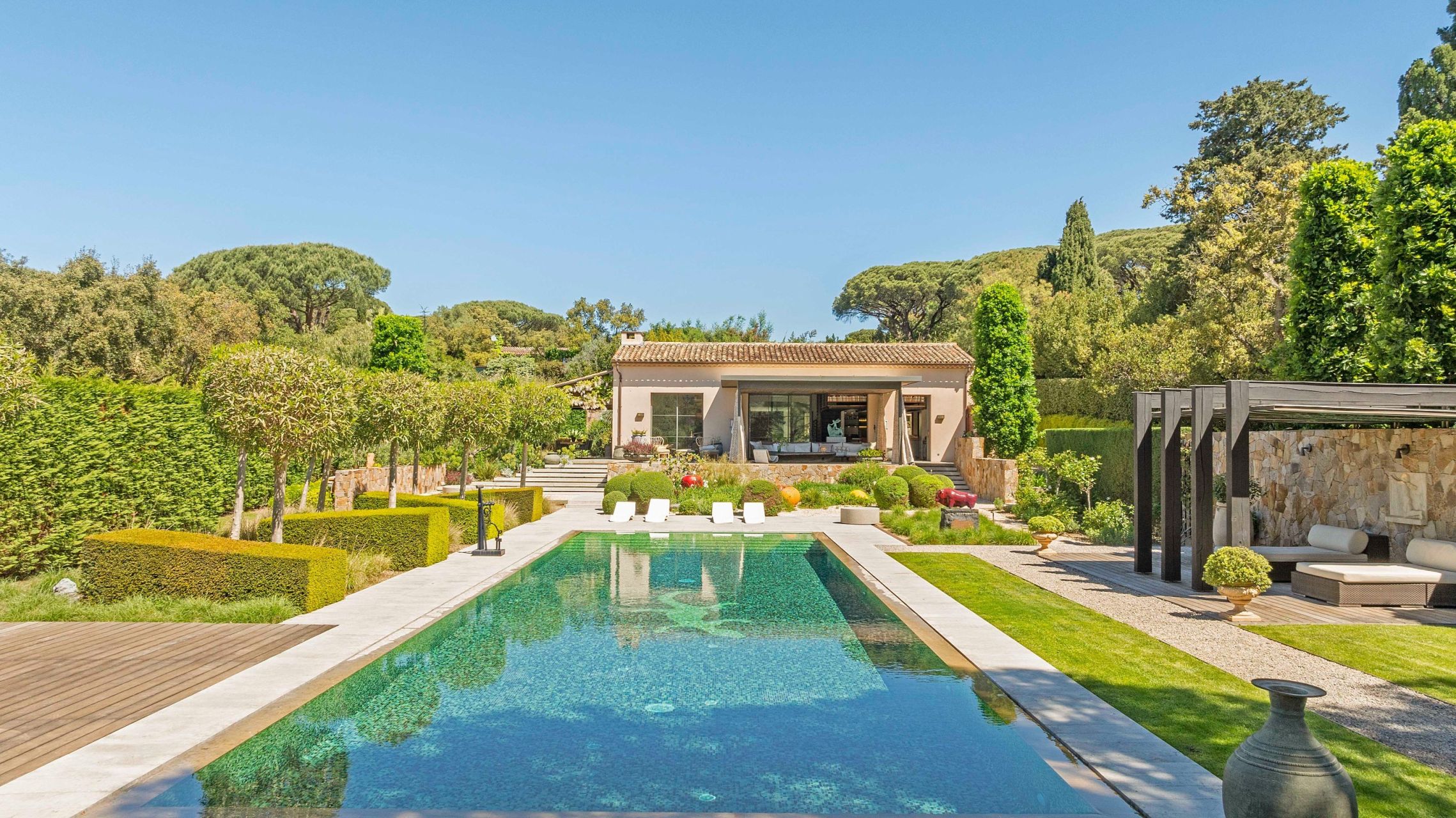 villa 10 Rooms for sale on ST TROPEZ (83990)