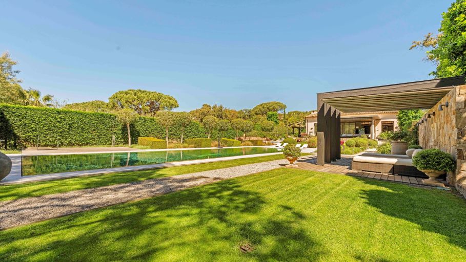 villa 10 Rooms for sale on ST TROPEZ (83990)