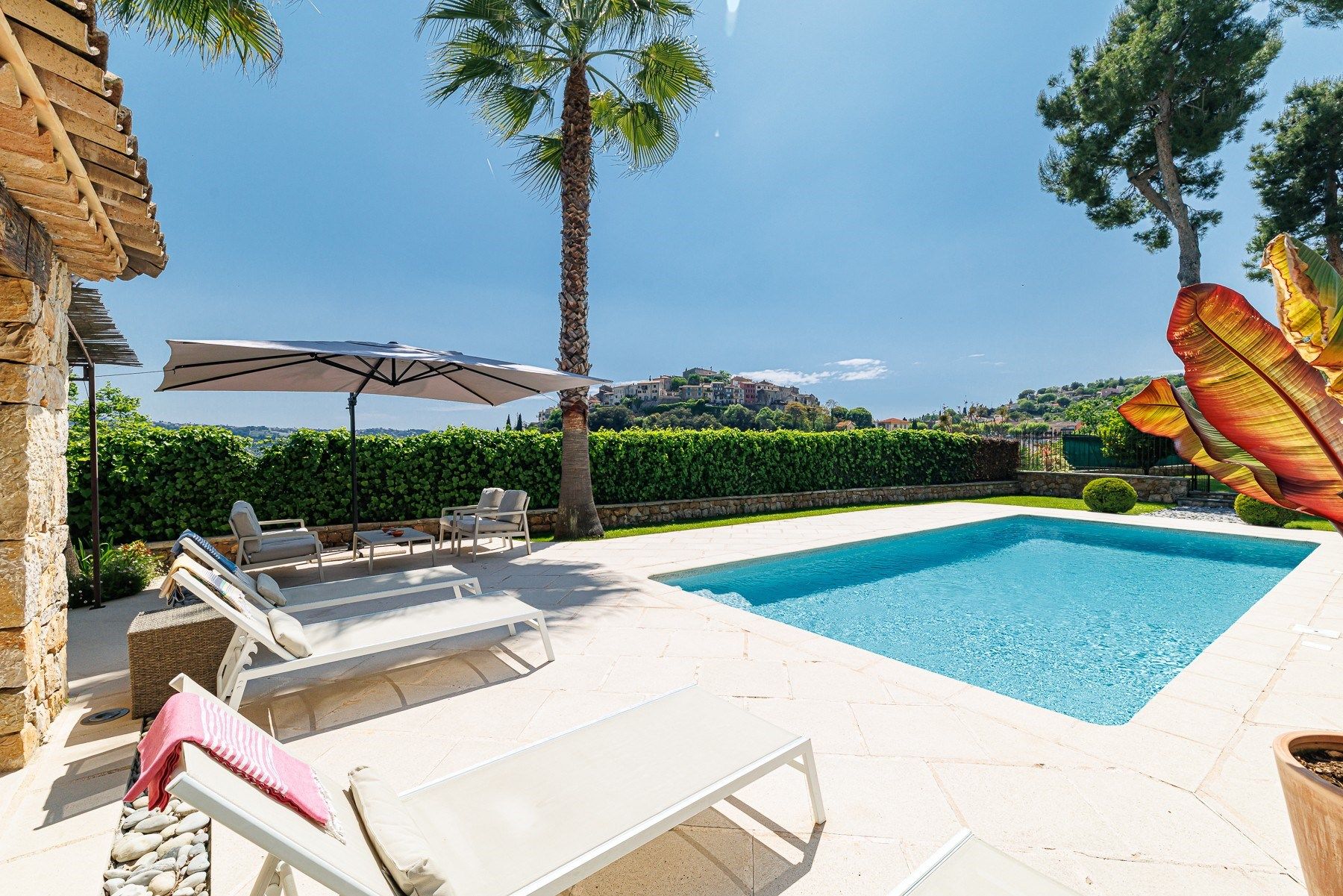 villa 5 Rooms for sale on GATTIERES (06510)