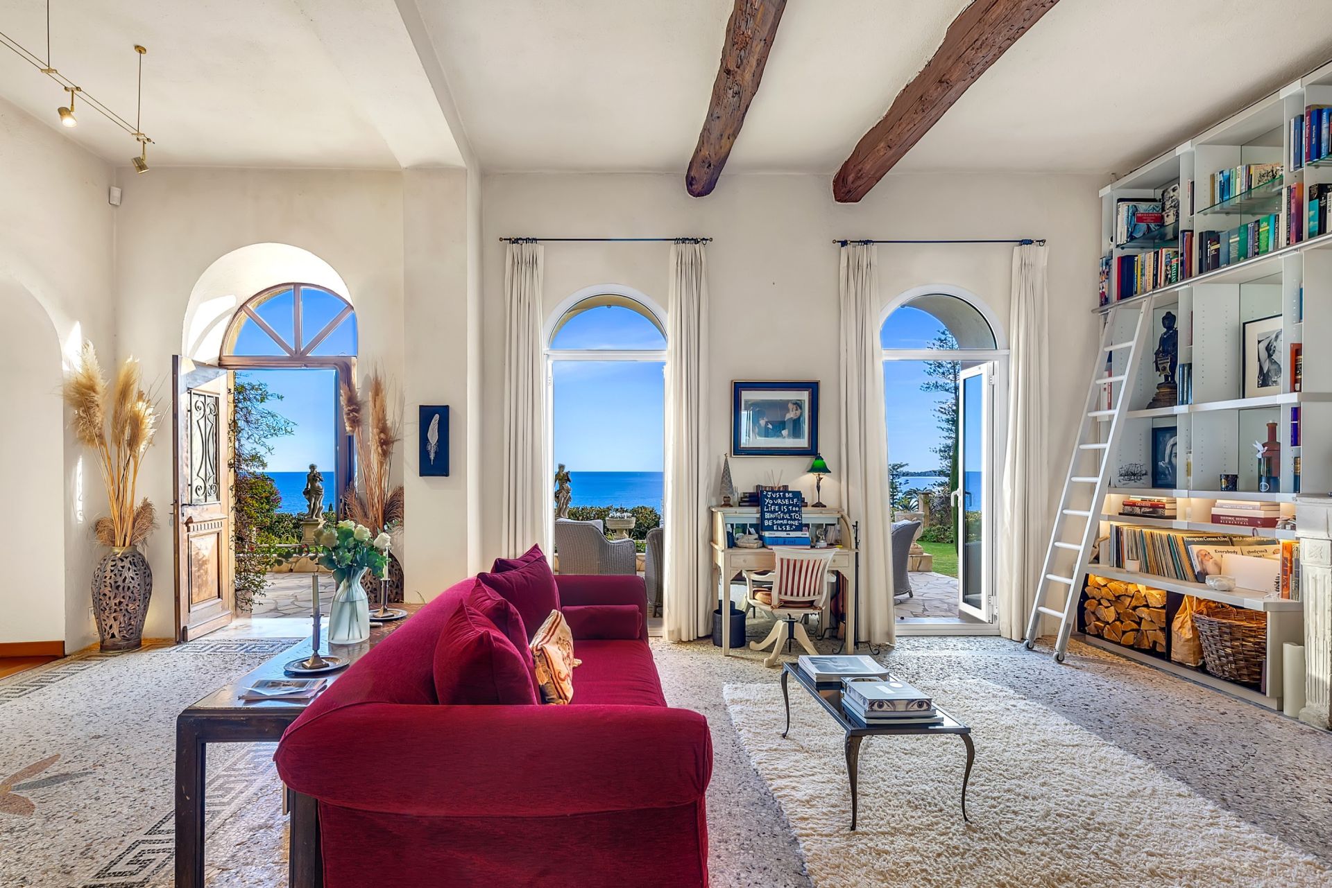 mansion 10 Rooms for sale on EZE (06360)