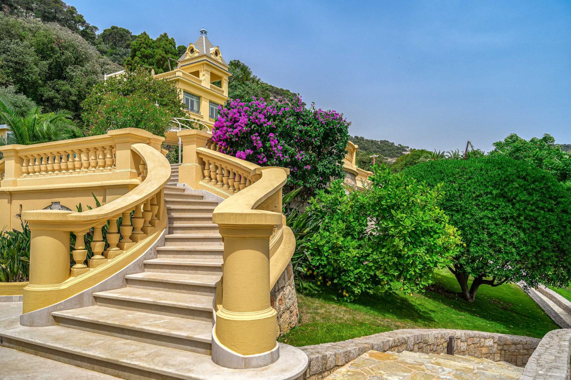 castle 9 Rooms for sale on VILLEFRANCHE SUR MER (06230)