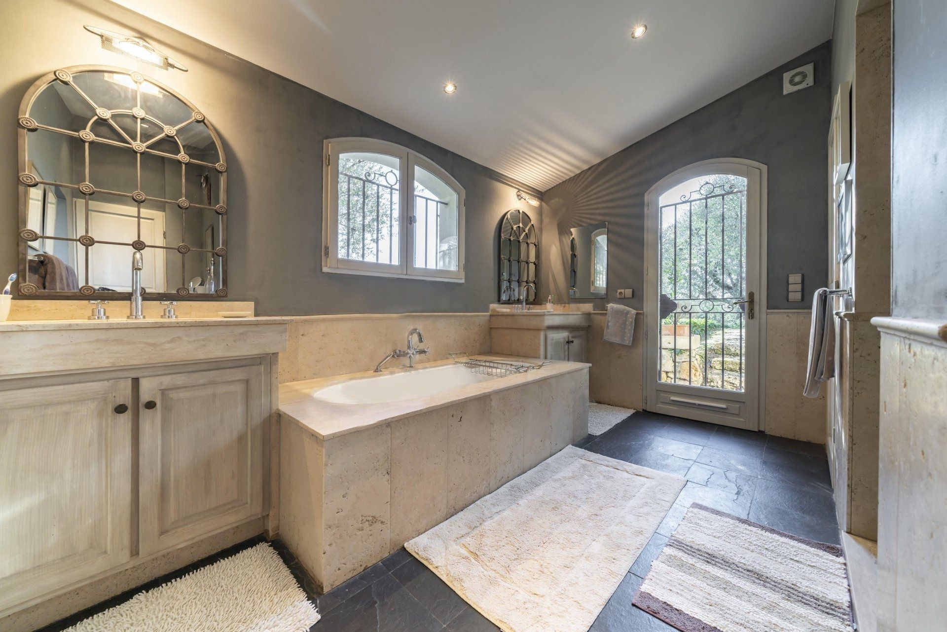 provencal house 6 Rooms for sale on CHATEAUNEUF GRASSE (06740)