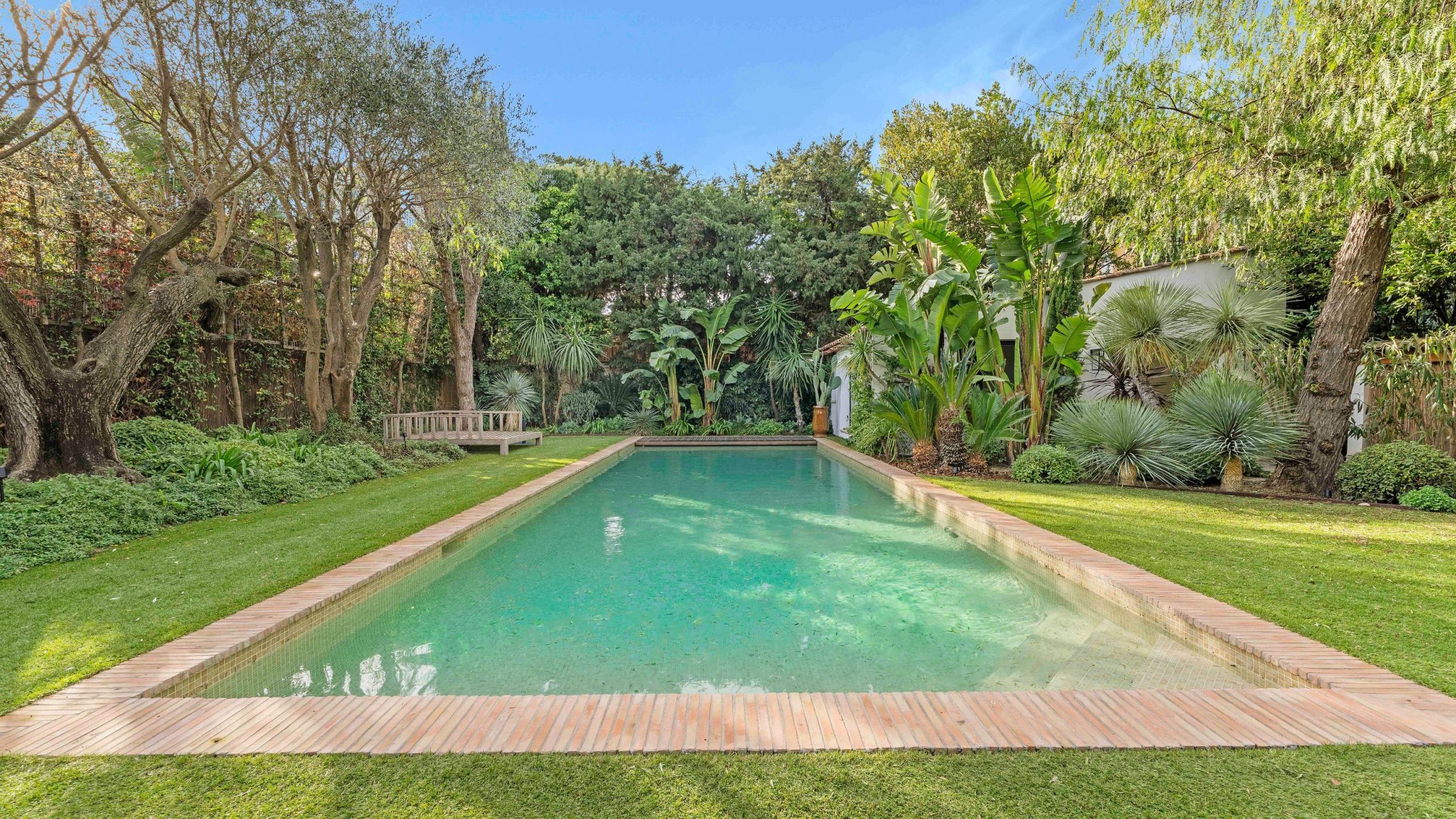 contemporary house 9 Rooms for sale on ST TROPEZ (83990)