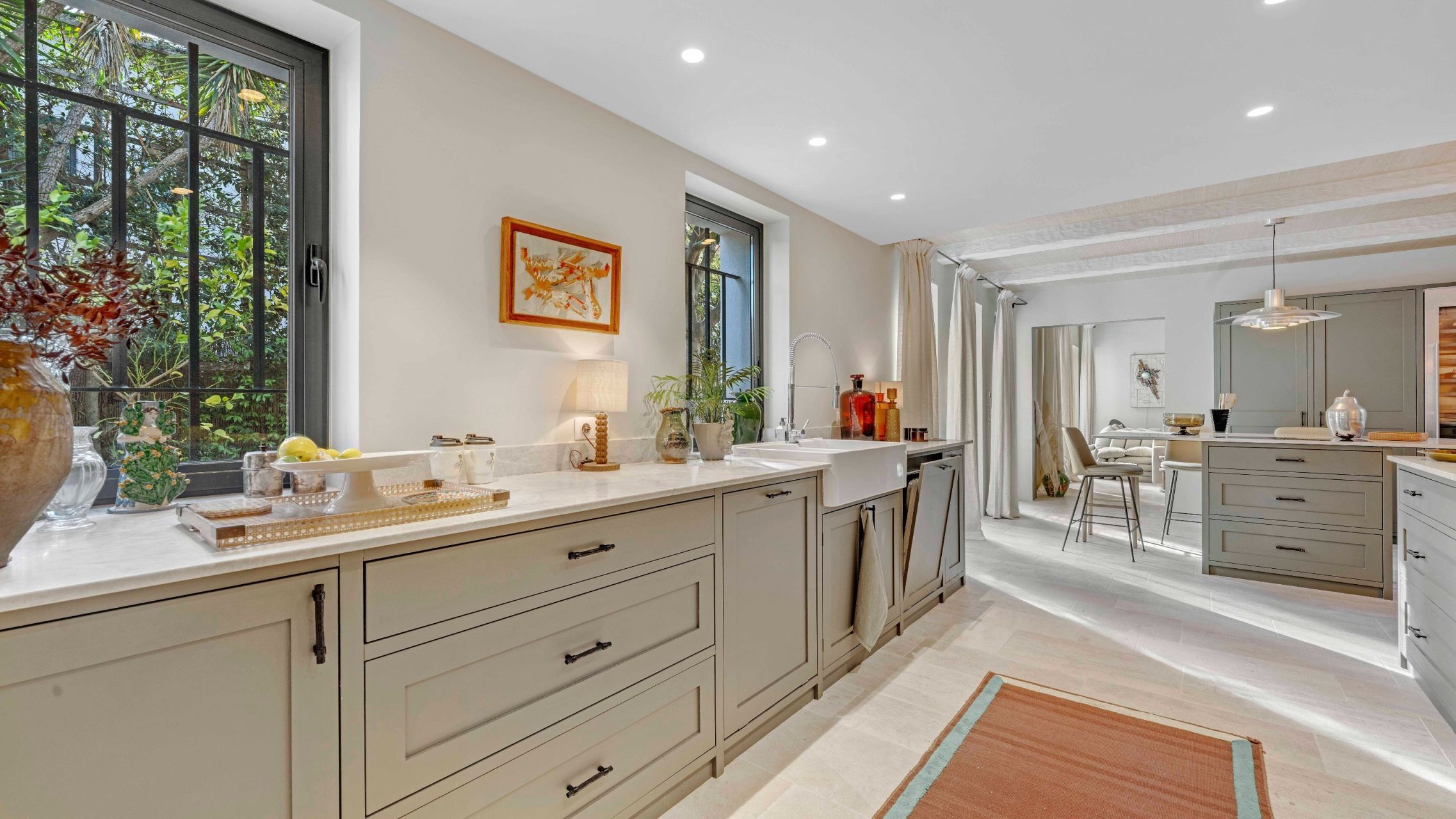 contemporary house 9 Rooms for sale on ST TROPEZ (83990)