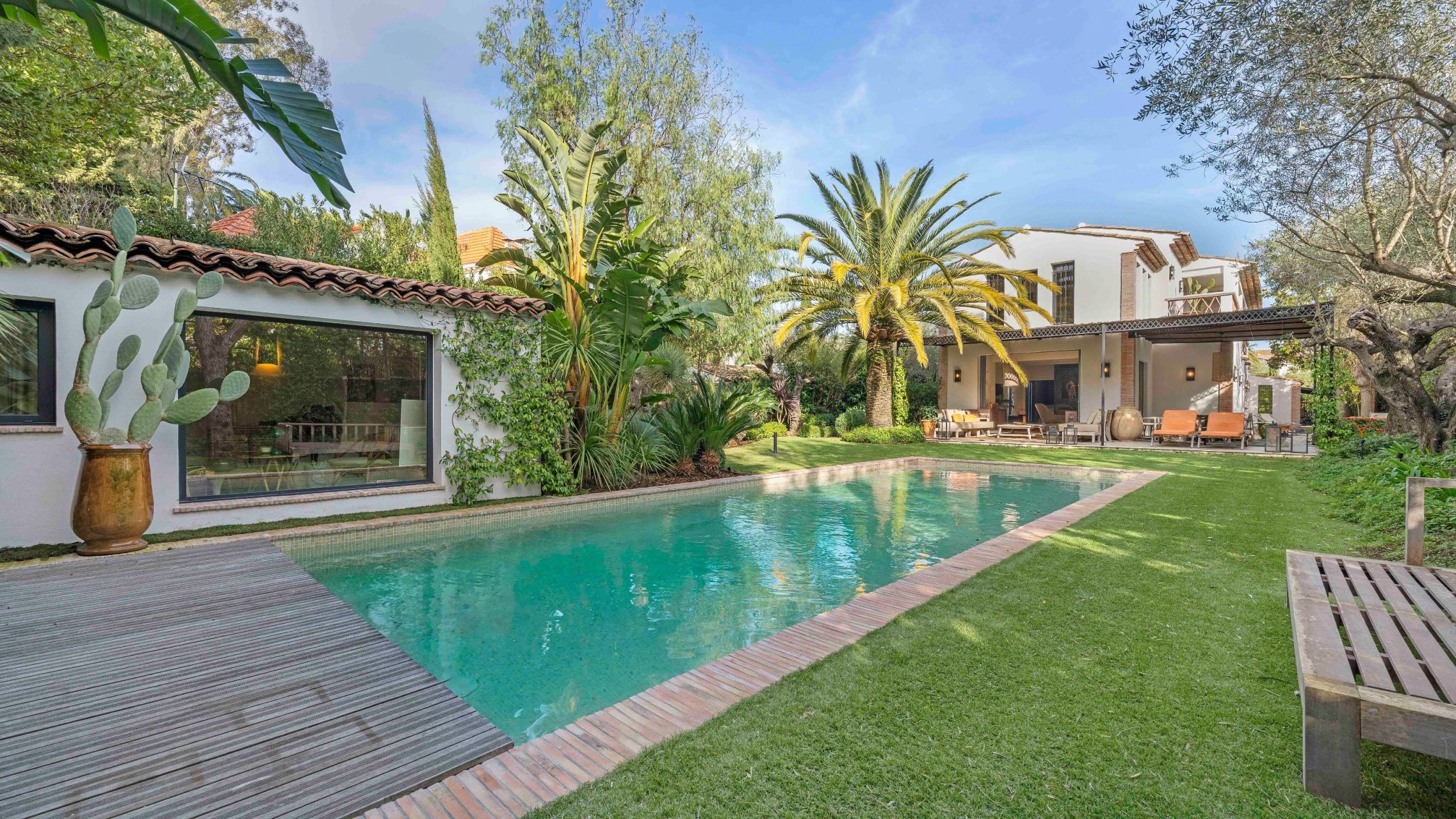 contemporary house 9 Rooms for sale on ST TROPEZ (83990)