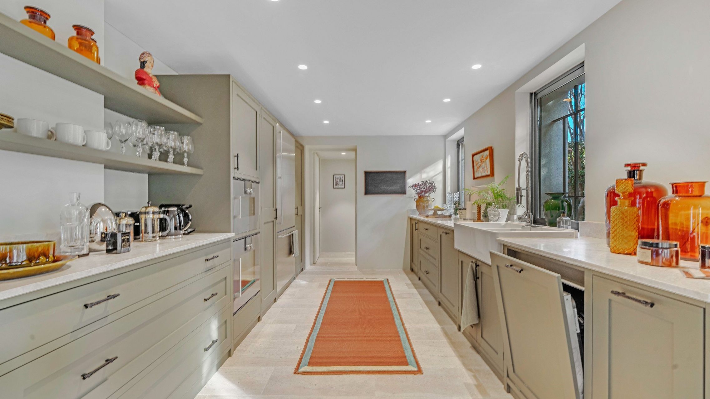 contemporary house 9 Rooms for sale on ST TROPEZ (83990)