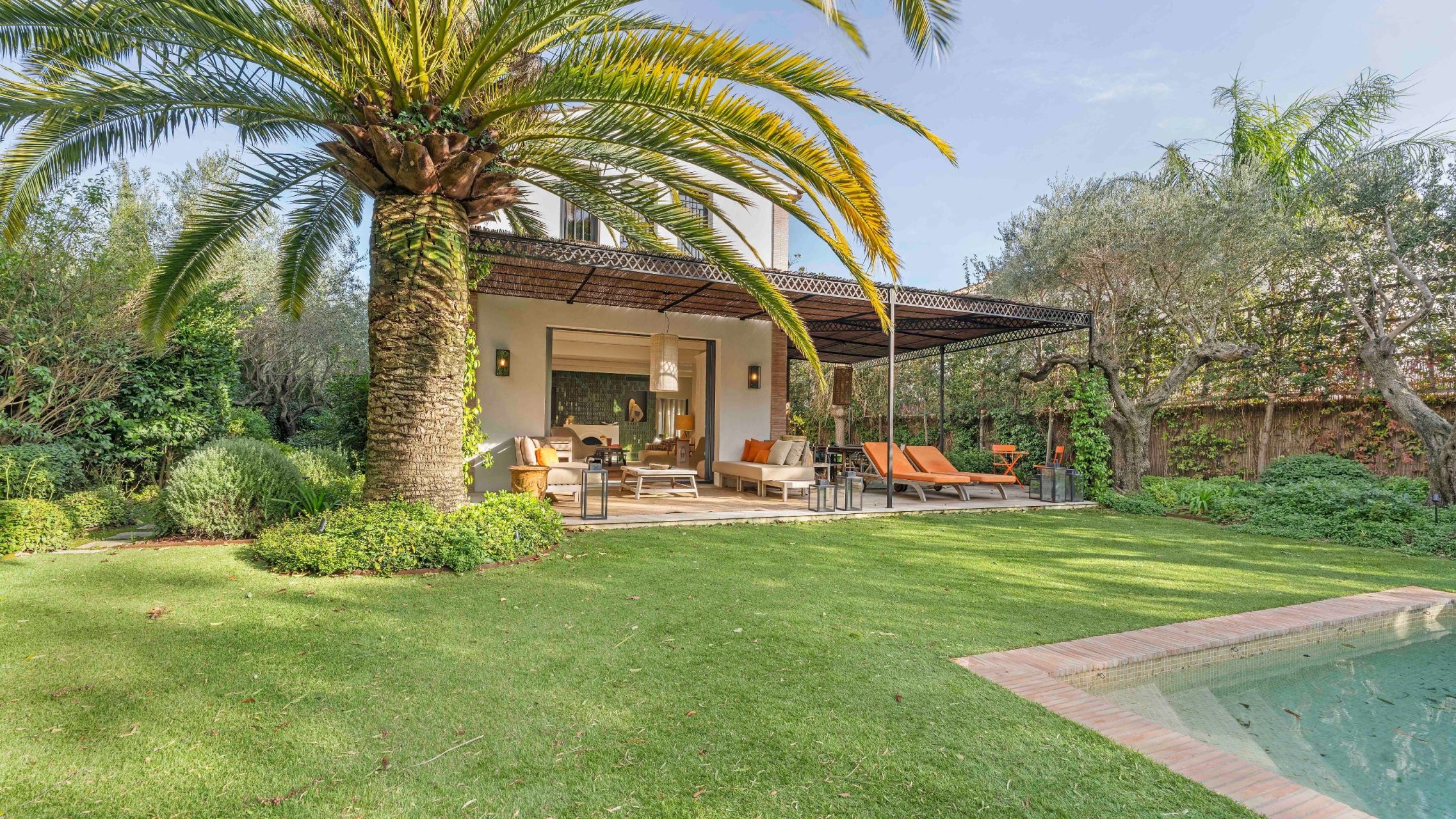 contemporary house 9 Rooms for sale on ST TROPEZ (83990)