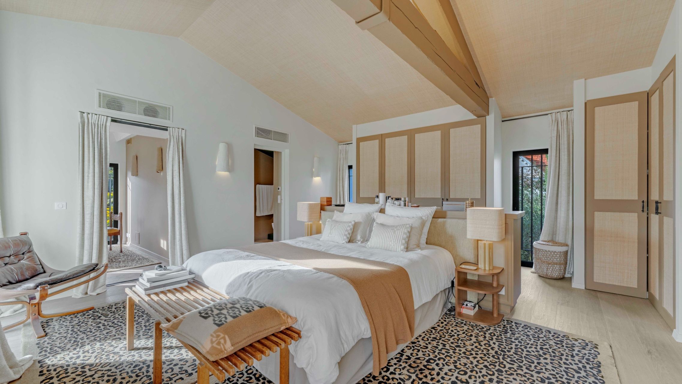 contemporary house 9 Rooms for sale on ST TROPEZ (83990)